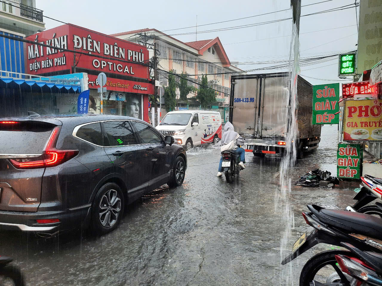 TP HCM nhiều nơi đang mưa và ngập - Ảnh 1.