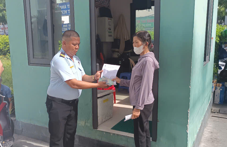 Người phụ nữ bật kh&oacute;c khi nhận lại hơn 20 triệu đồng đ&aacute;nh rơi ở Bệnh viện Đ&agrave; Nẵng - Ảnh 1.
