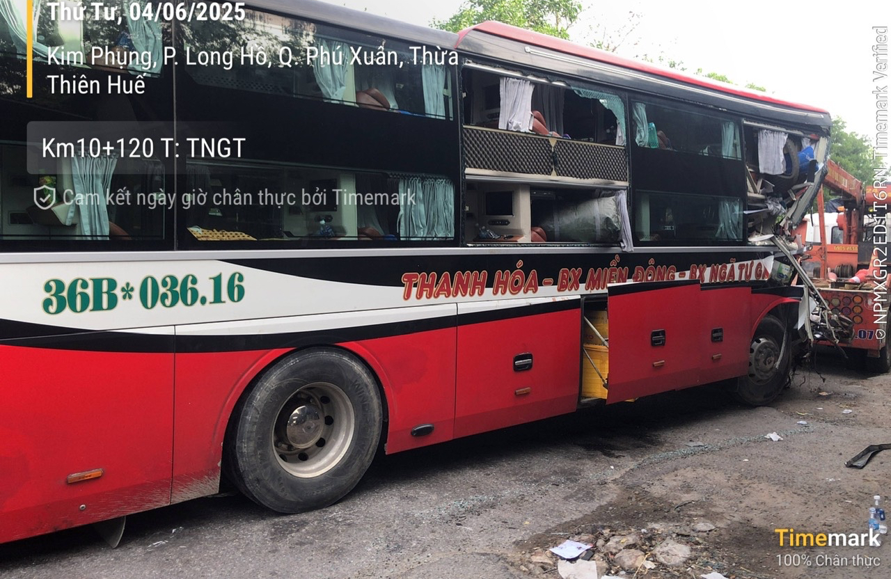 Xe khách húc đuôi xe tải, 1 người chết, 27 người nhập viện - Ảnh 1.