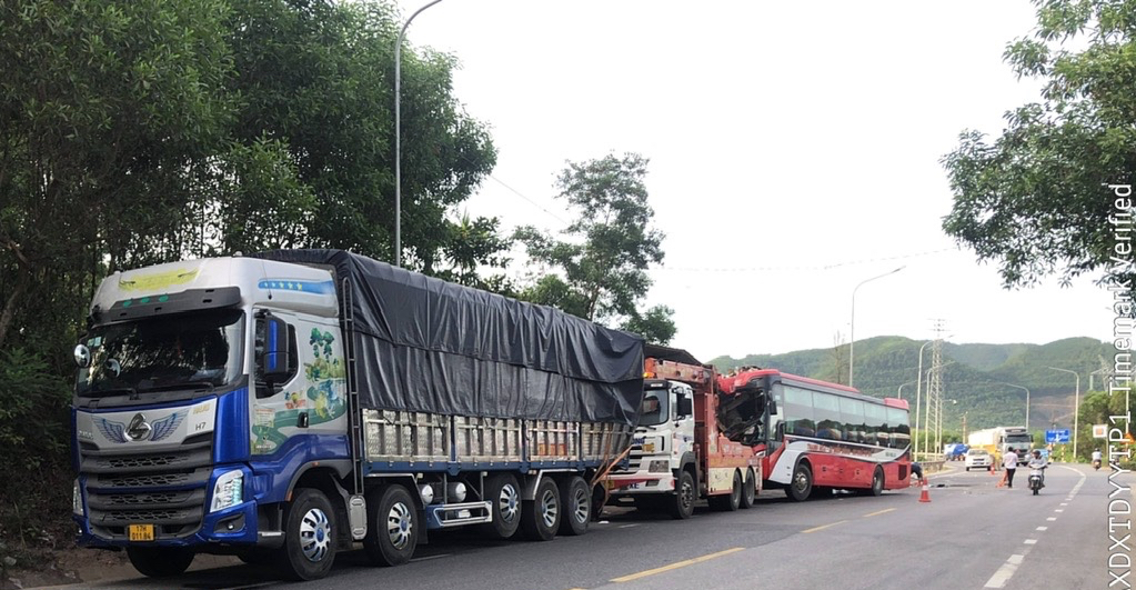 Xe khách húc đuôi xe tải, 1 người chết, 27 người nhập viện - Ảnh 2.