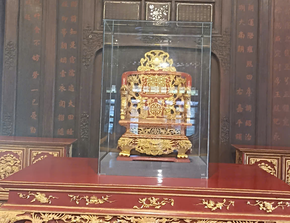 C&ocirc;ng an xuất hiện tại điện Long An sau sự cố ngai vua triều Nguyễn bị bẻ g&atilde;y - Ảnh 2.