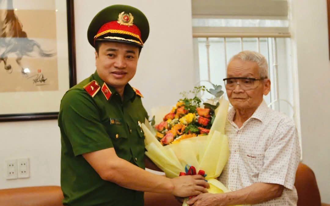 Thiếu tướng Mai Hoàng thăm hỏi, mừng thọ người cao tuổi