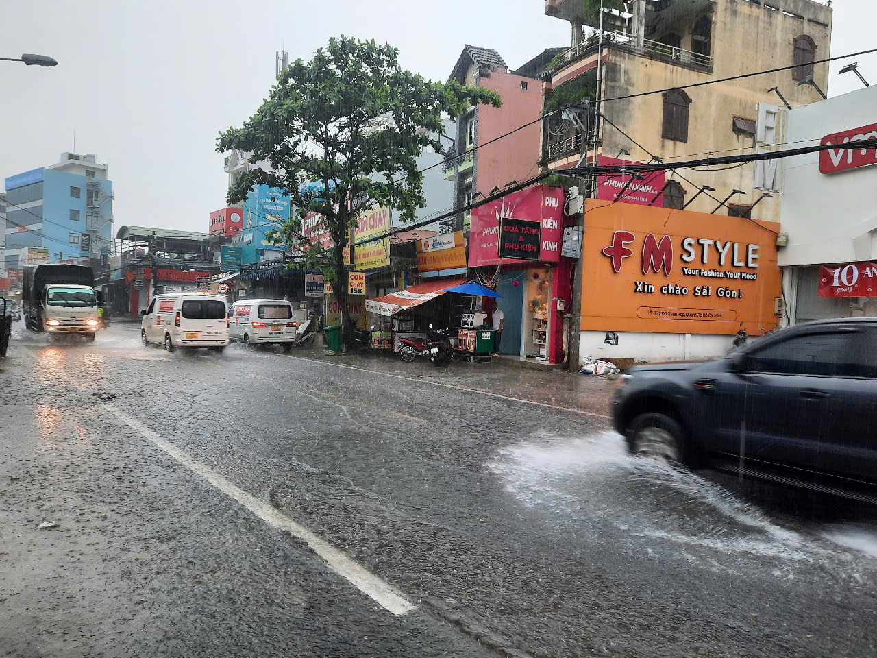 TP HCM nhiều nơi đang mưa và ngập - Ảnh 3.
