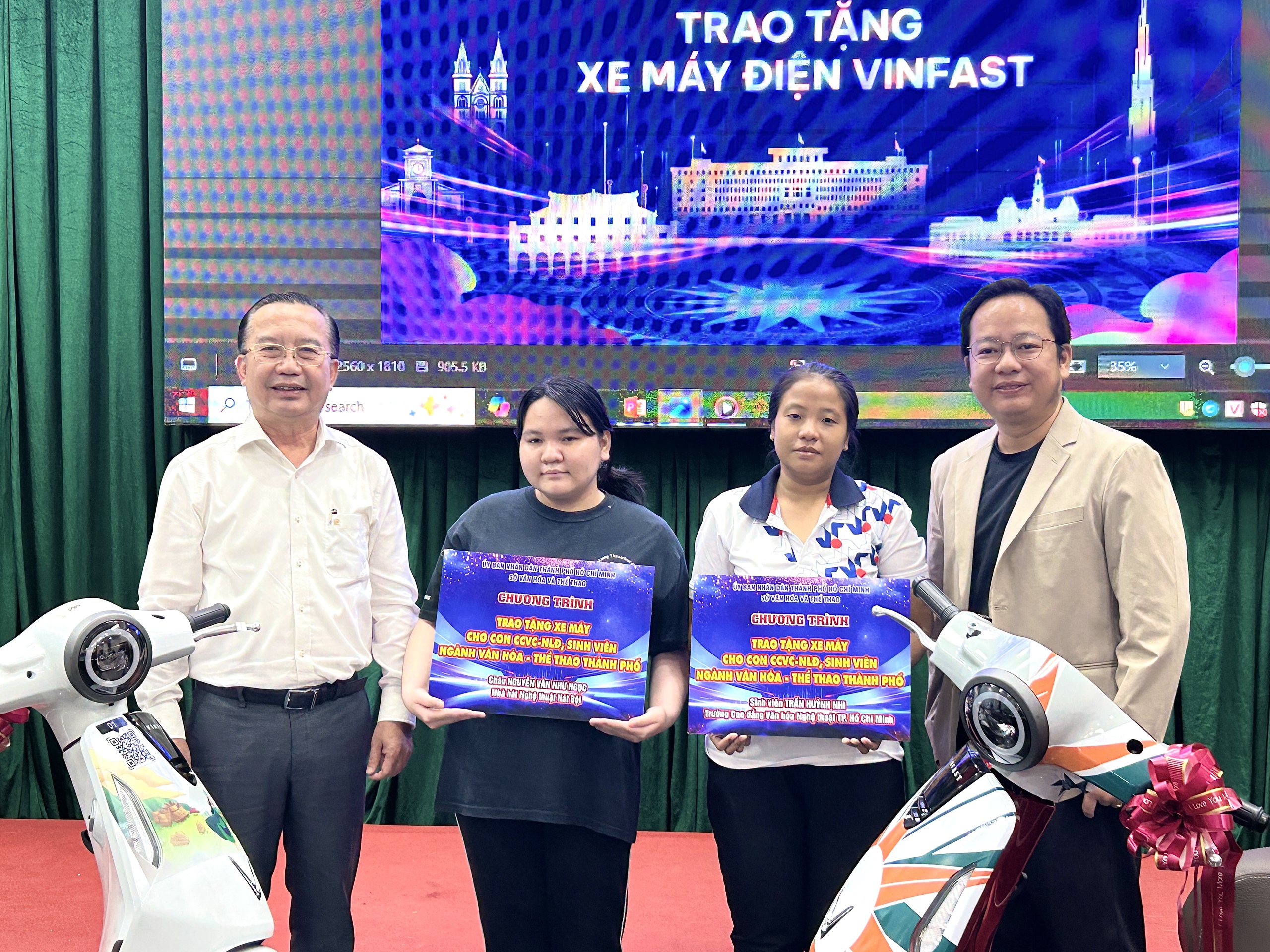 Tặng 50 xe m&aacute;y điện cho học sinh, sinh vi&ecirc;n vượt kh&oacute;, hiếu học - Ảnh 1.