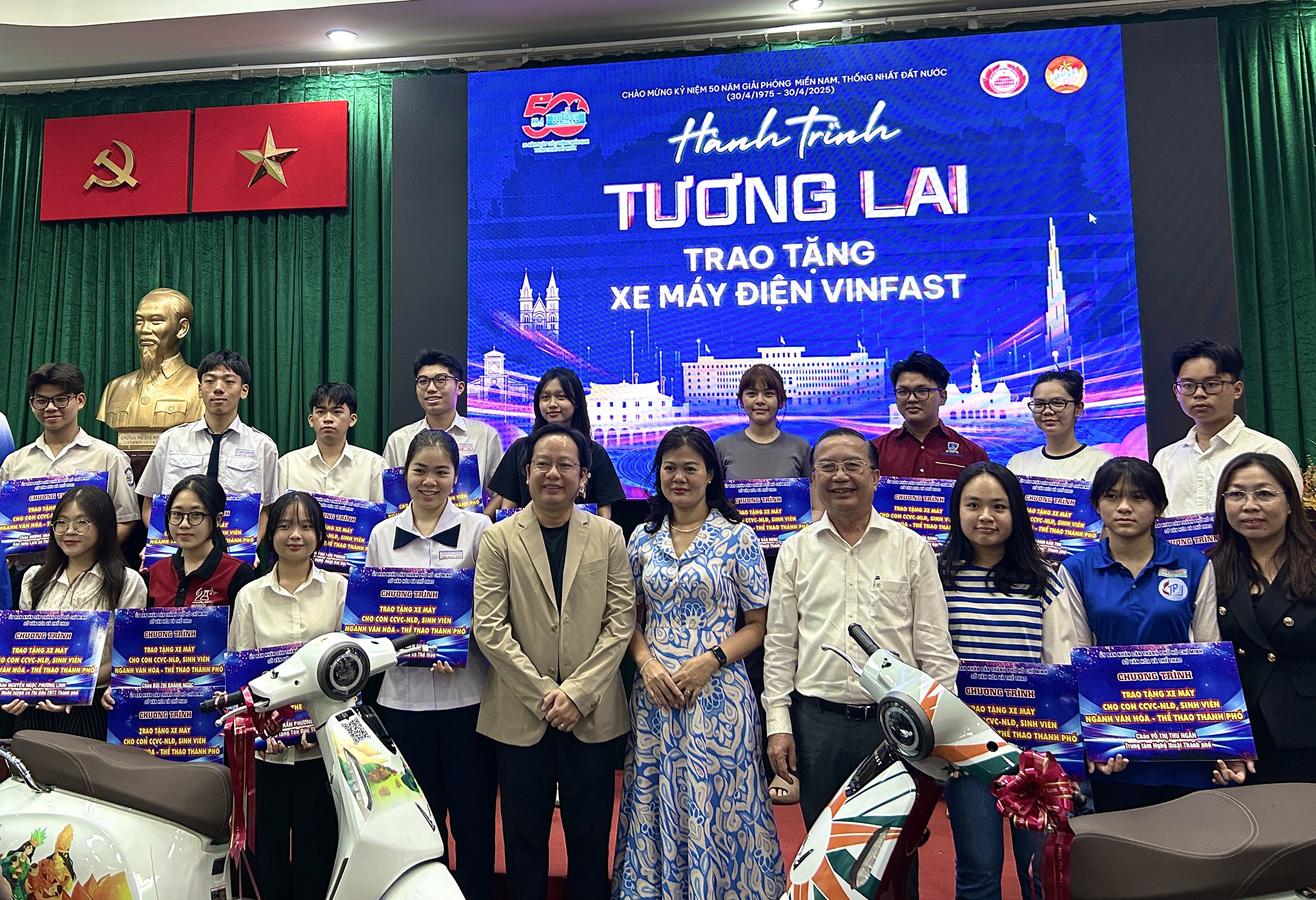 Tặng 50 xe m&aacute;y điện cho học sinh, sinh vi&ecirc;n vượt kh&oacute;, hiếu học - Ảnh 3.