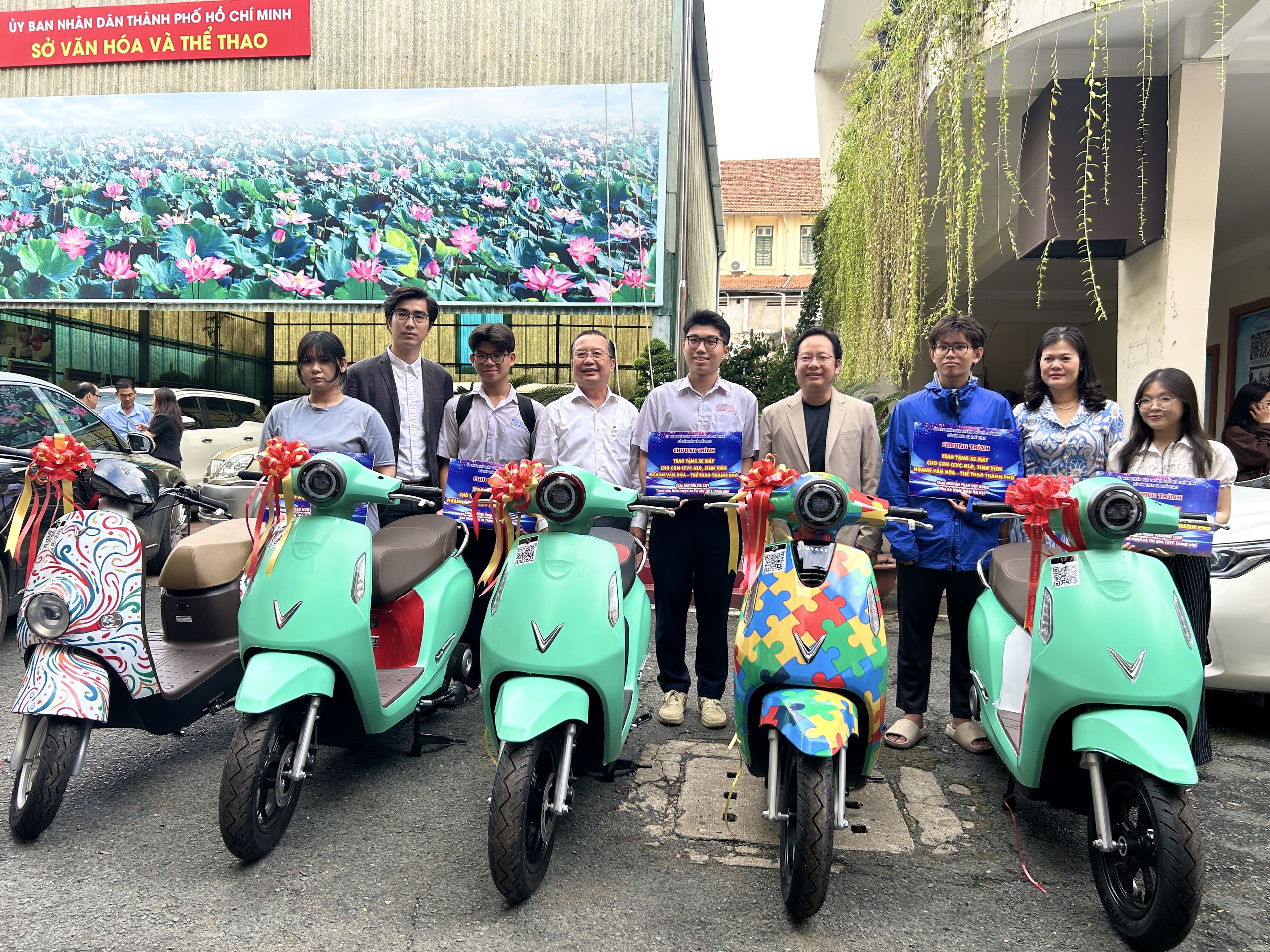 Tặng 50 xe m&aacute;y điện cho học sinh, sinh vi&ecirc;n vượt kh&oacute;, hiếu học - Ảnh 2.