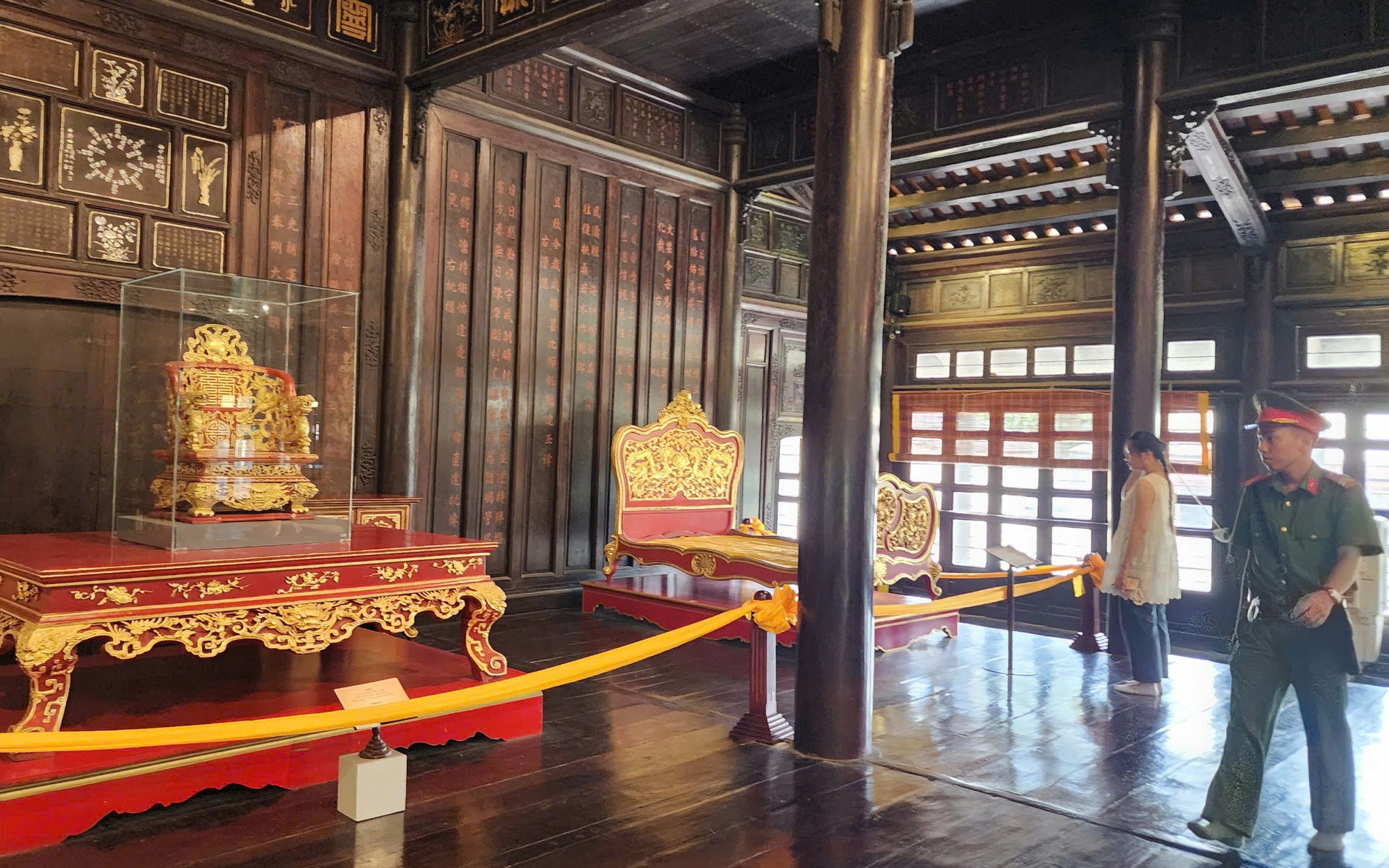Công an hiện diện tại điện Long An sau sự cố ngai vua triều Nguyễn bị bẻ gãy