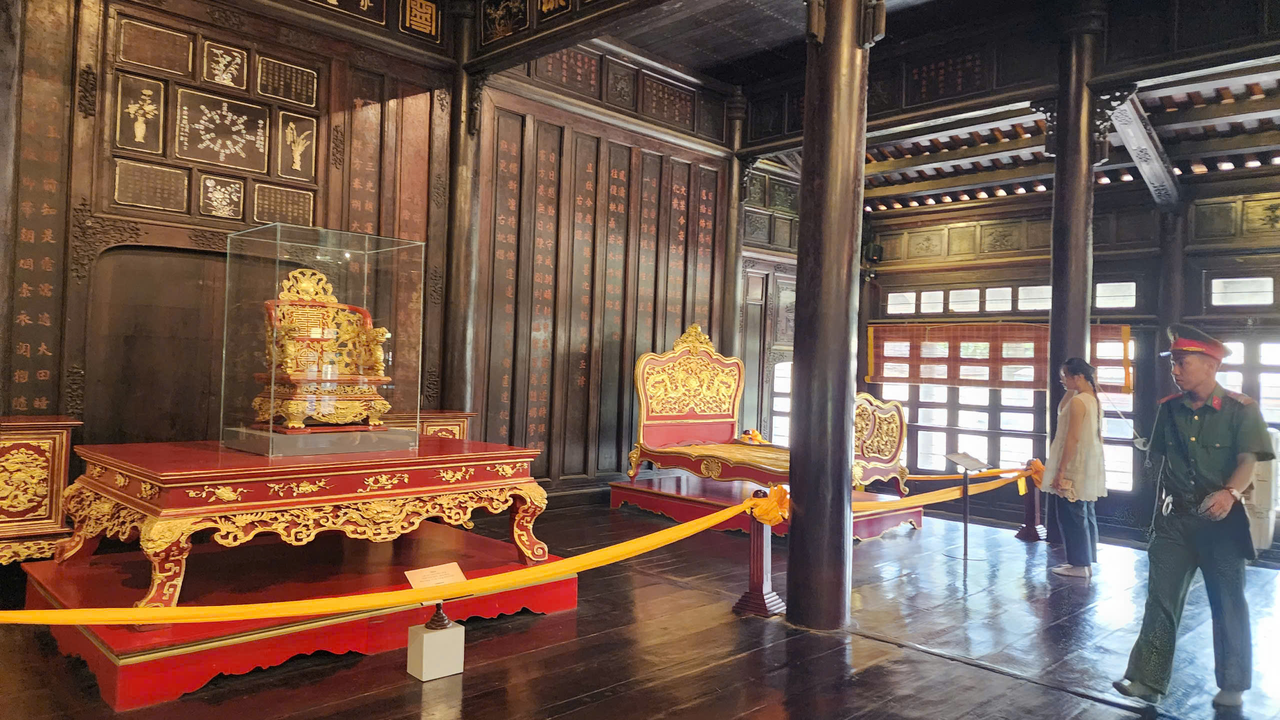C&ocirc;ng an xuất hiện tại điện Long An sau sự cố ngai vua triều Nguyễn bị bẻ g&atilde;y - Ảnh 1.