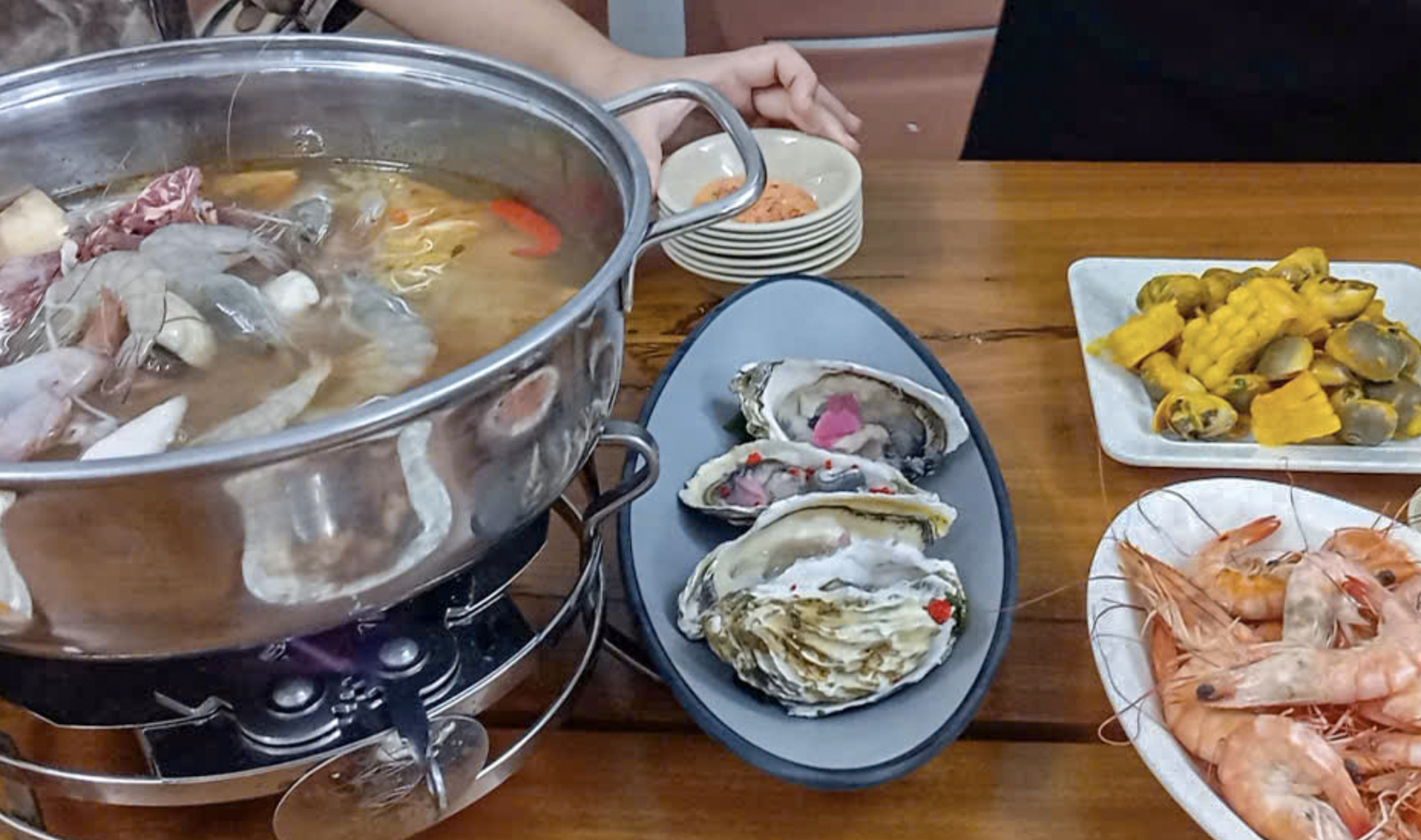 Điều tra vụ nghi ngộ độc sau ăn buffet ở Phú Yên- Ảnh 1.