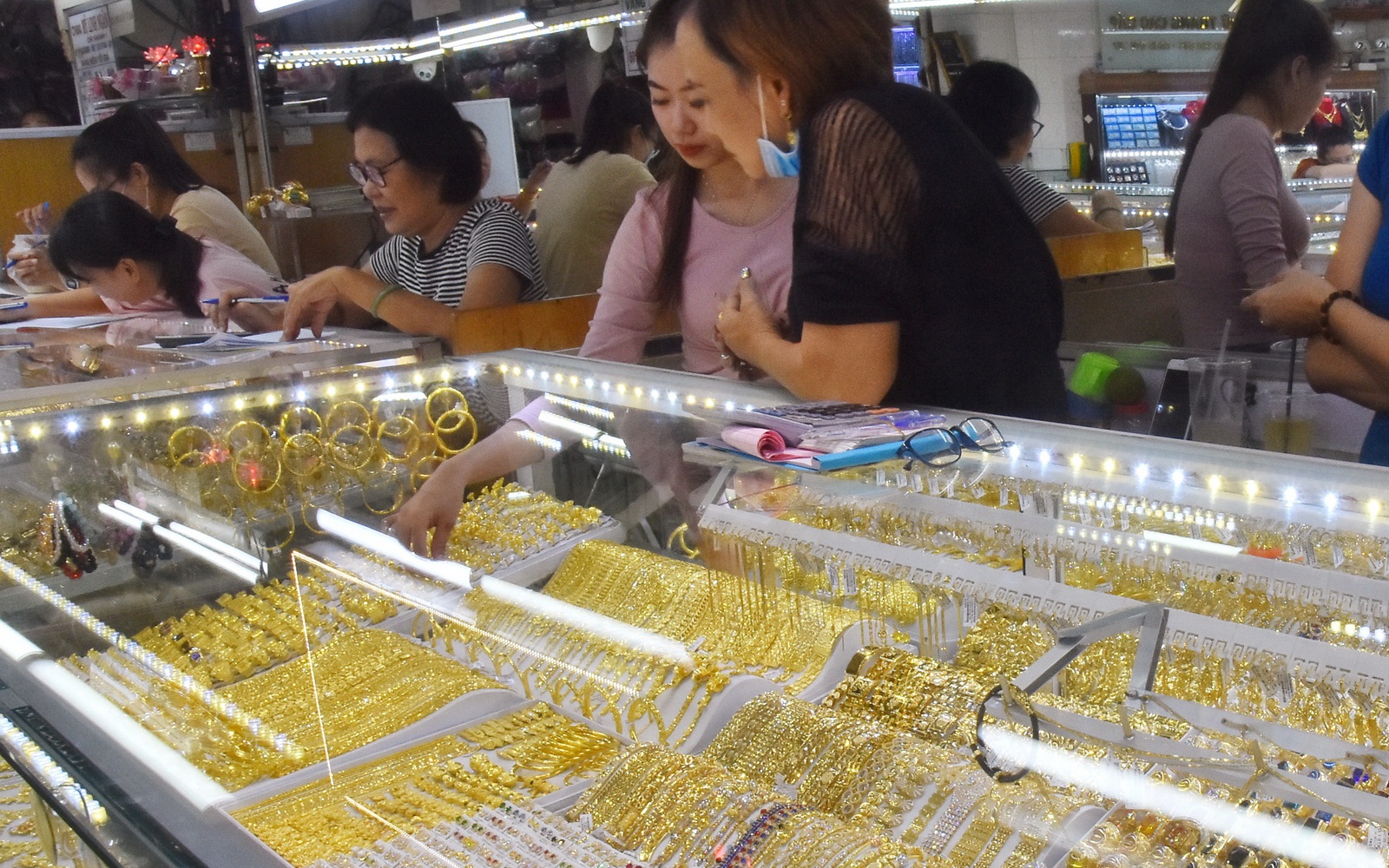 Giá vàng hôm nay, 5-6: Bật tăng khi kinh tế Mỹ suy yếu
