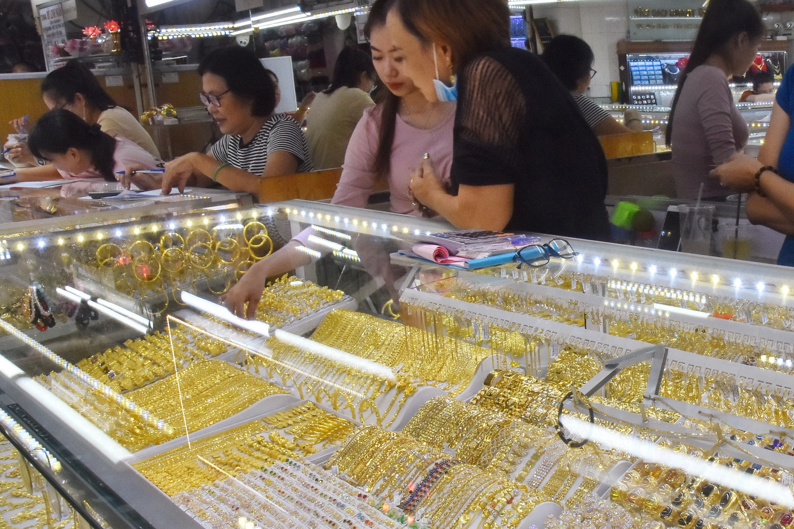 Giá vàng hôm nay, 5-6: Bật tăng khi kinh tế Mỹ suy yếu - Ảnh 1.