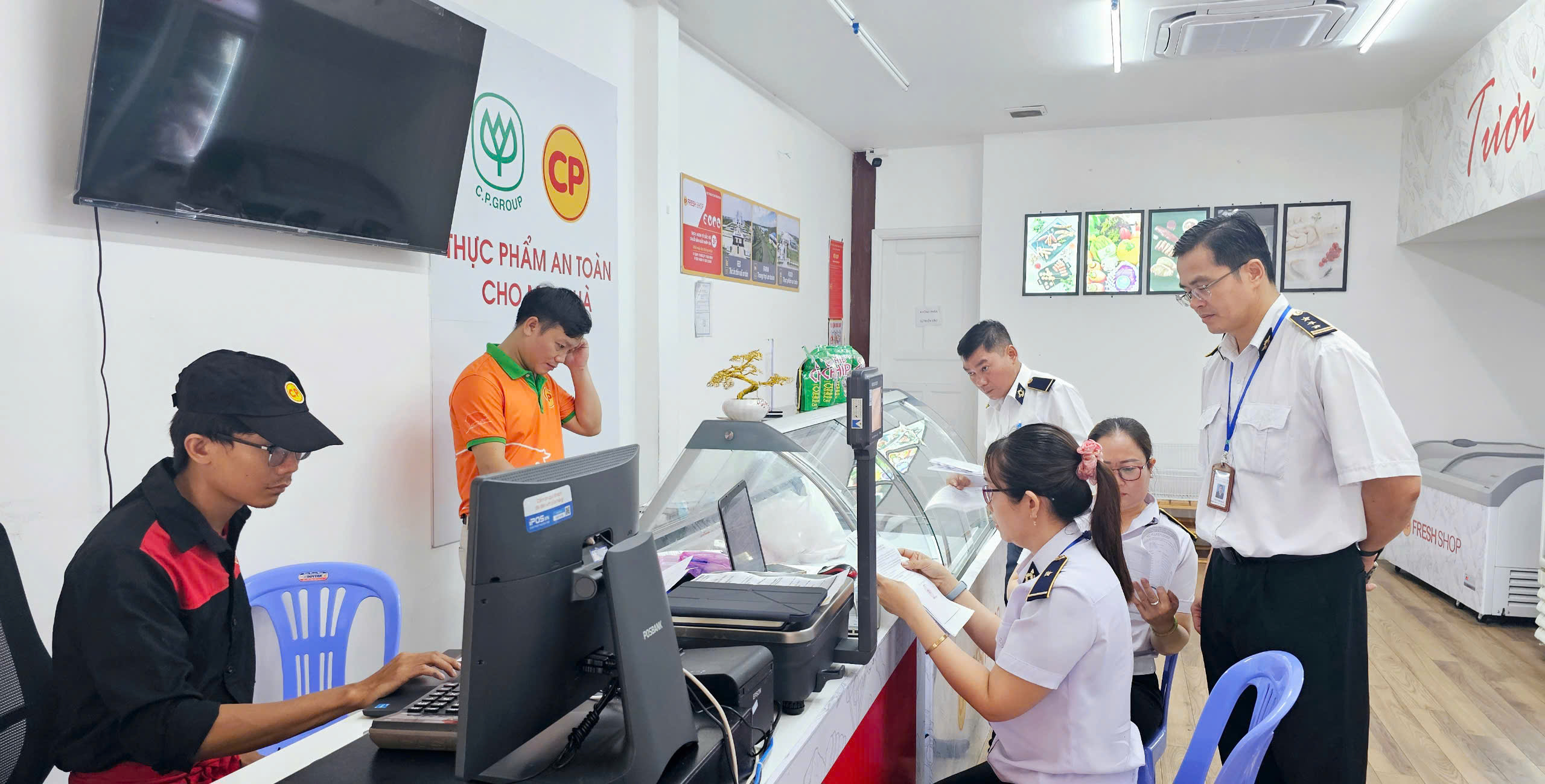 B&igrave;nh Dương tiến h&agrave;nh kiểm tra c&aacute;c cửa h&agrave;ng của C&ocirc;ng ty C.P. Việt Nam - Ảnh 3.