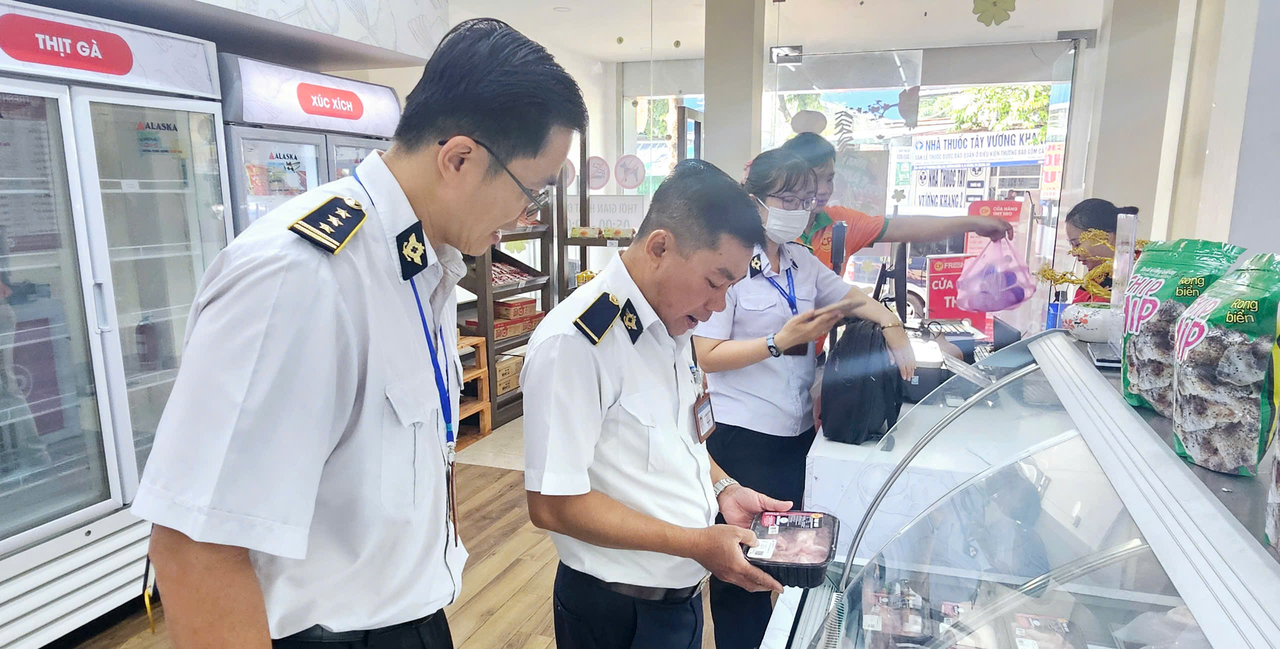 B&igrave;nh Dương tiến h&agrave;nh kiểm tra c&aacute;c cửa h&agrave;ng của C&ocirc;ng ty C.P. Việt Nam - Ảnh 1.