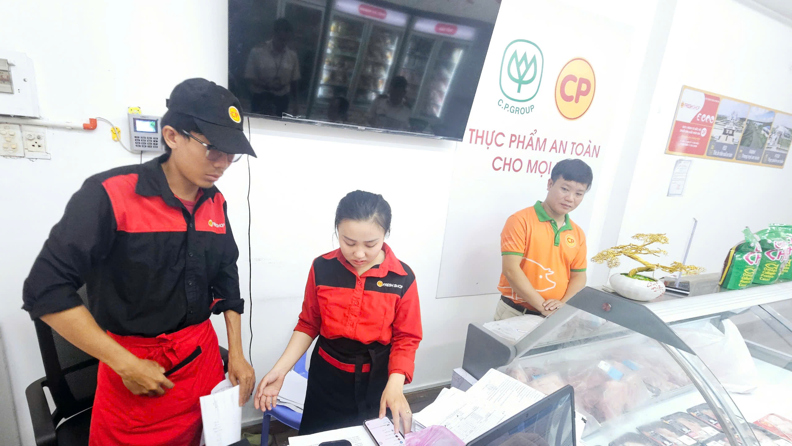 B&igrave;nh Dương tiến h&agrave;nh kiểm tra c&aacute;c cửa h&agrave;ng của C&ocirc;ng ty C.P. Việt Nam - Ảnh 7.