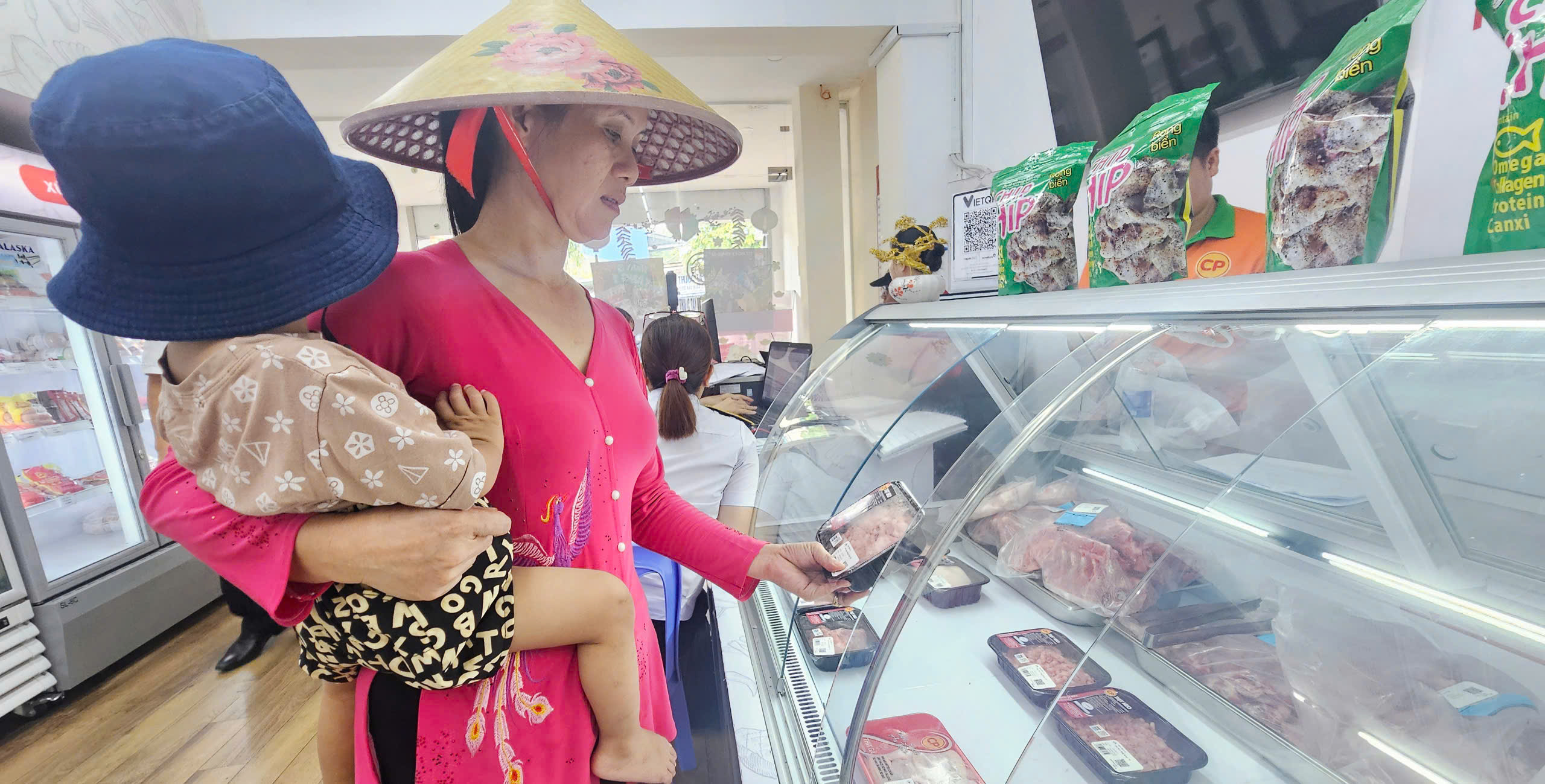 B&igrave;nh Dương tiến h&agrave;nh kiểm tra c&aacute;c cửa h&agrave;ng của C&ocirc;ng ty C.P. Việt Nam - Ảnh 2.