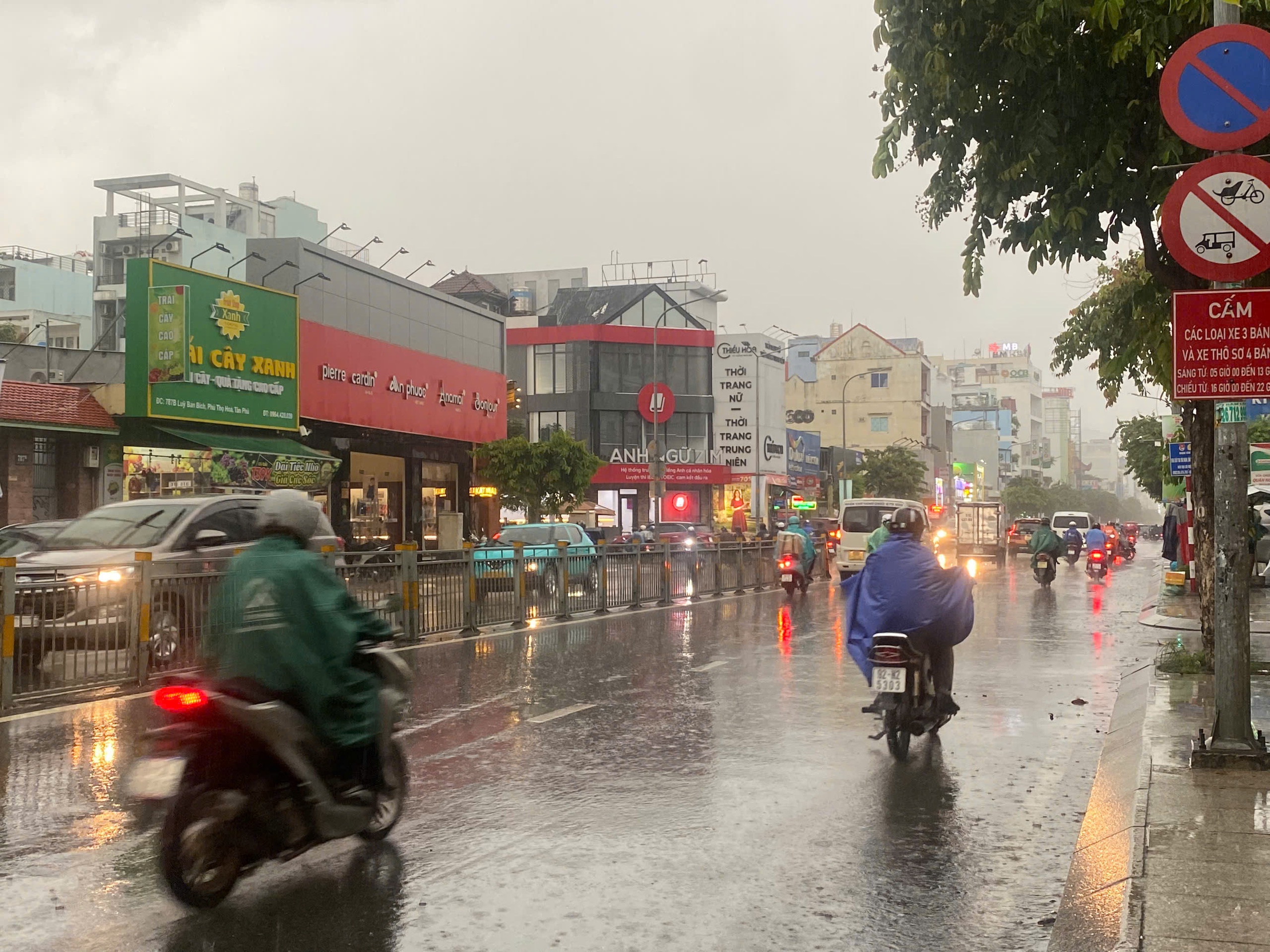 TP HCM nhiều nơi đang mưa và ngập - Ảnh 8.