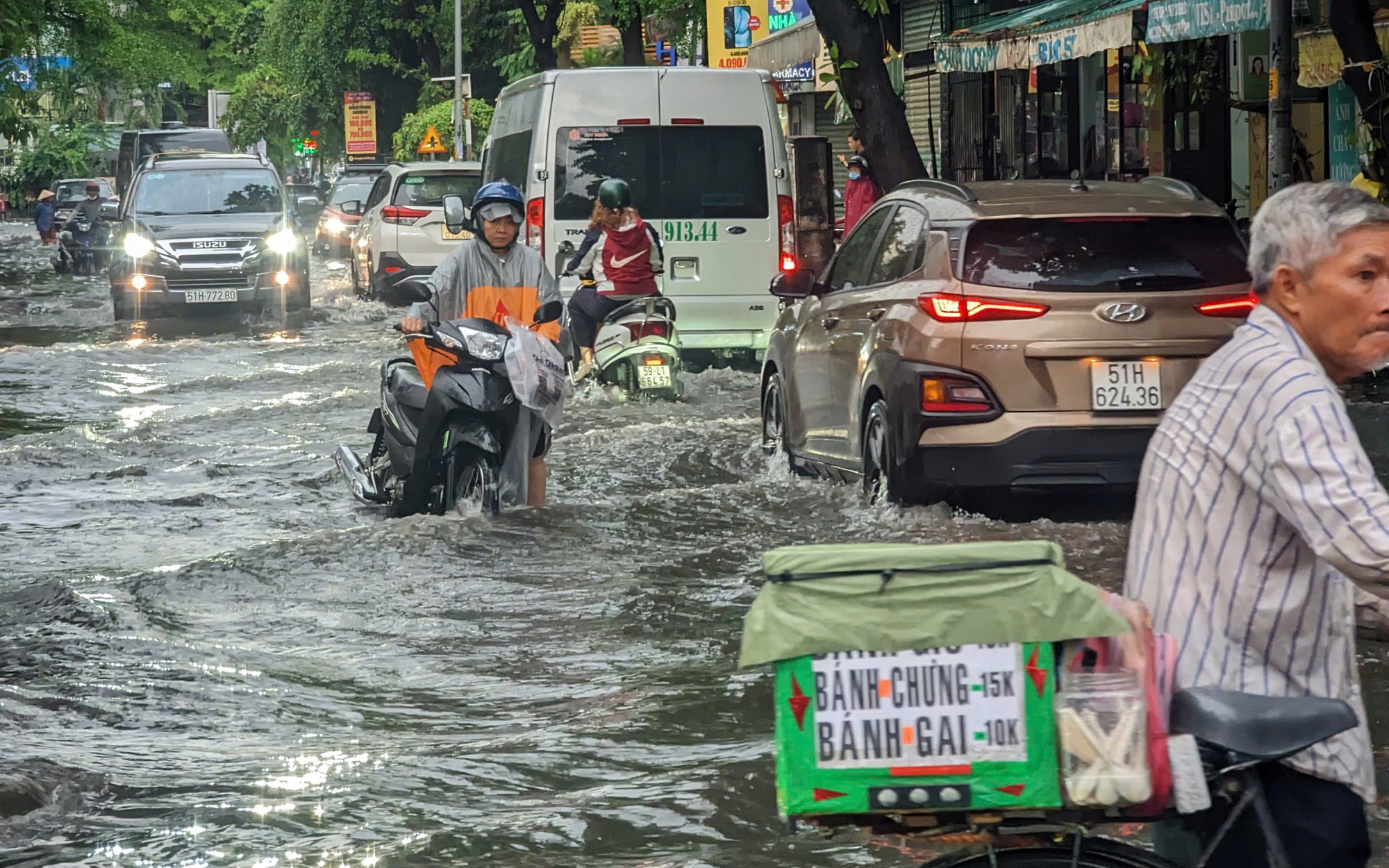 Mưa lớn ở TP HCM, nhiều tuyến đường ngập nặng
