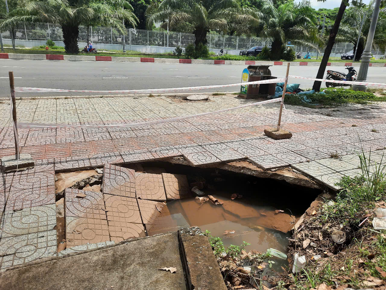 Sụt lún vỉa hè ở Khu Công nghệ cao TP HCM- Ảnh 1.