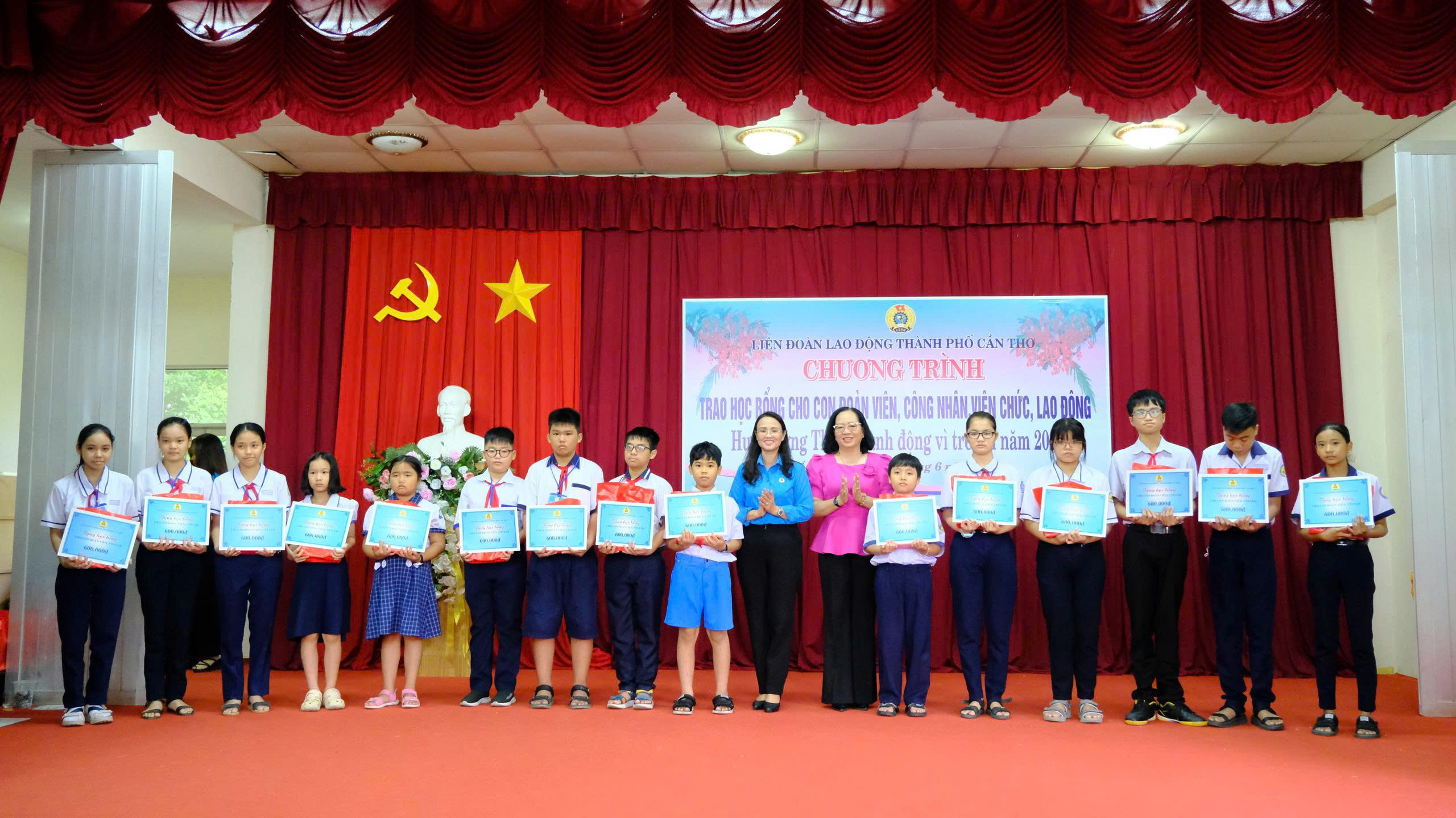 Cần Thơ: Trao gần 500 suất học bổng cho con đoàn viên, CNVC-LĐ- Ảnh 3.