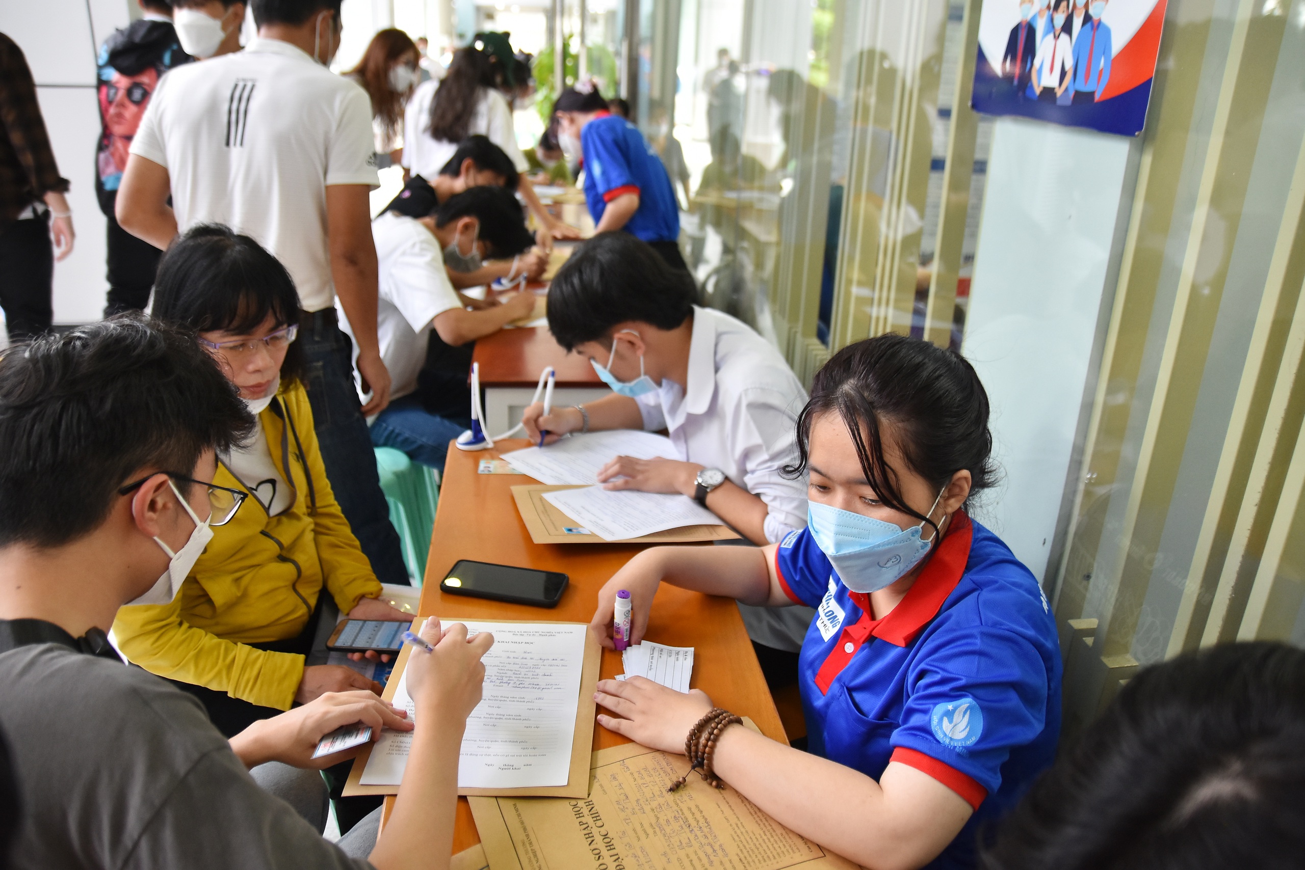 Nhiều trường ĐH bất ngờ bỏ tổ hợp x&eacute;t tuyển khối C - Ảnh 1.