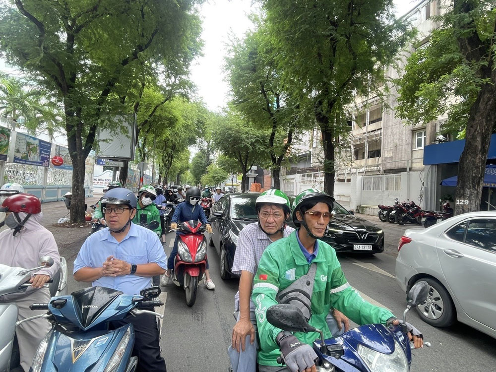 Từng bước "nhuộm xanh" giao th&ocirc;ng ở TP HCM - Ảnh 1.