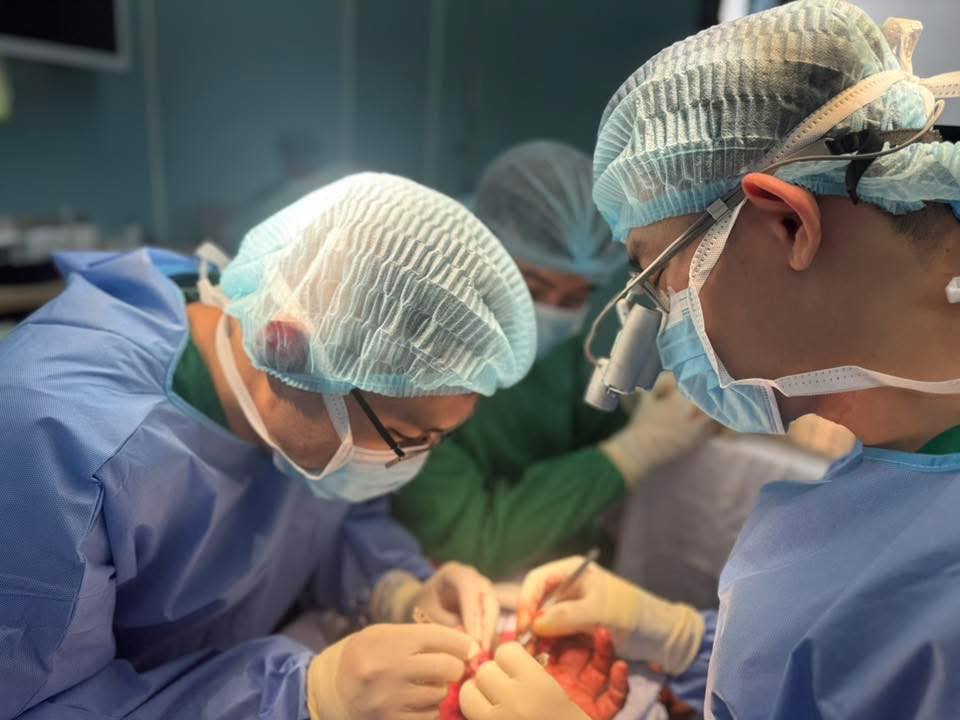 Người phụ nữ b&aacute;n thịt bị cuốn cả b&agrave;n tay v&agrave;o m&aacute;y xay thịt - Ảnh 2.