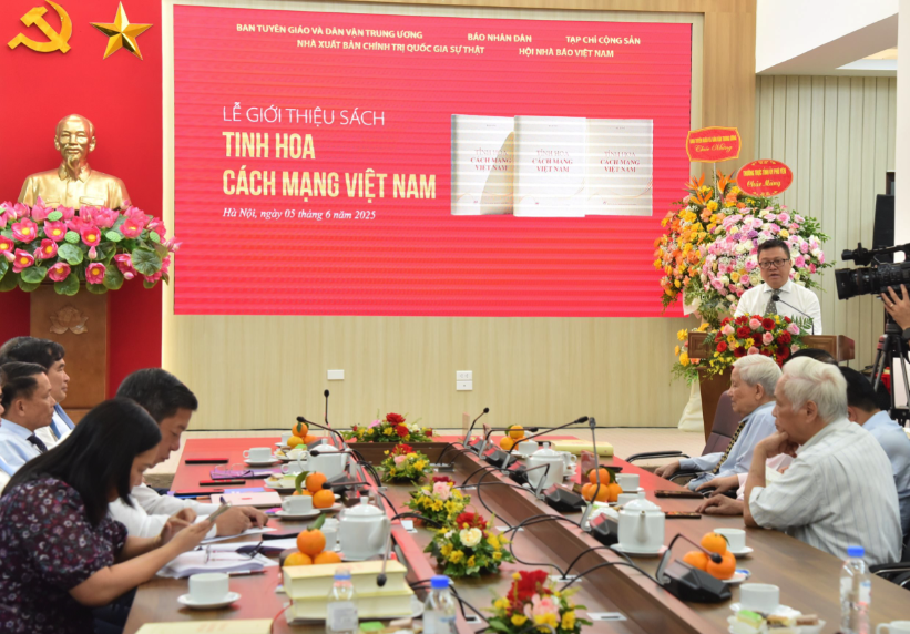  Ra mắt s&aacute;ch "Tinh hoa c&aacute;ch mạng Việt Nam" của nh&agrave; b&aacute;o l&atilde;o th&agrave;nh H&agrave; Đăng - Ảnh 1.