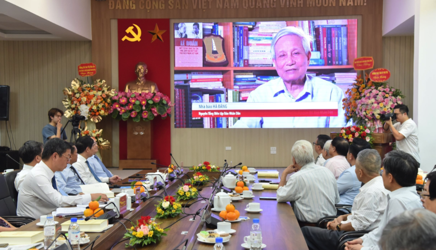  Ra mắt s&aacute;ch "Tinh hoa c&aacute;ch mạng Việt Nam" của nh&agrave; b&aacute;o l&atilde;o th&agrave;nh H&agrave; Đăng - Ảnh 3.