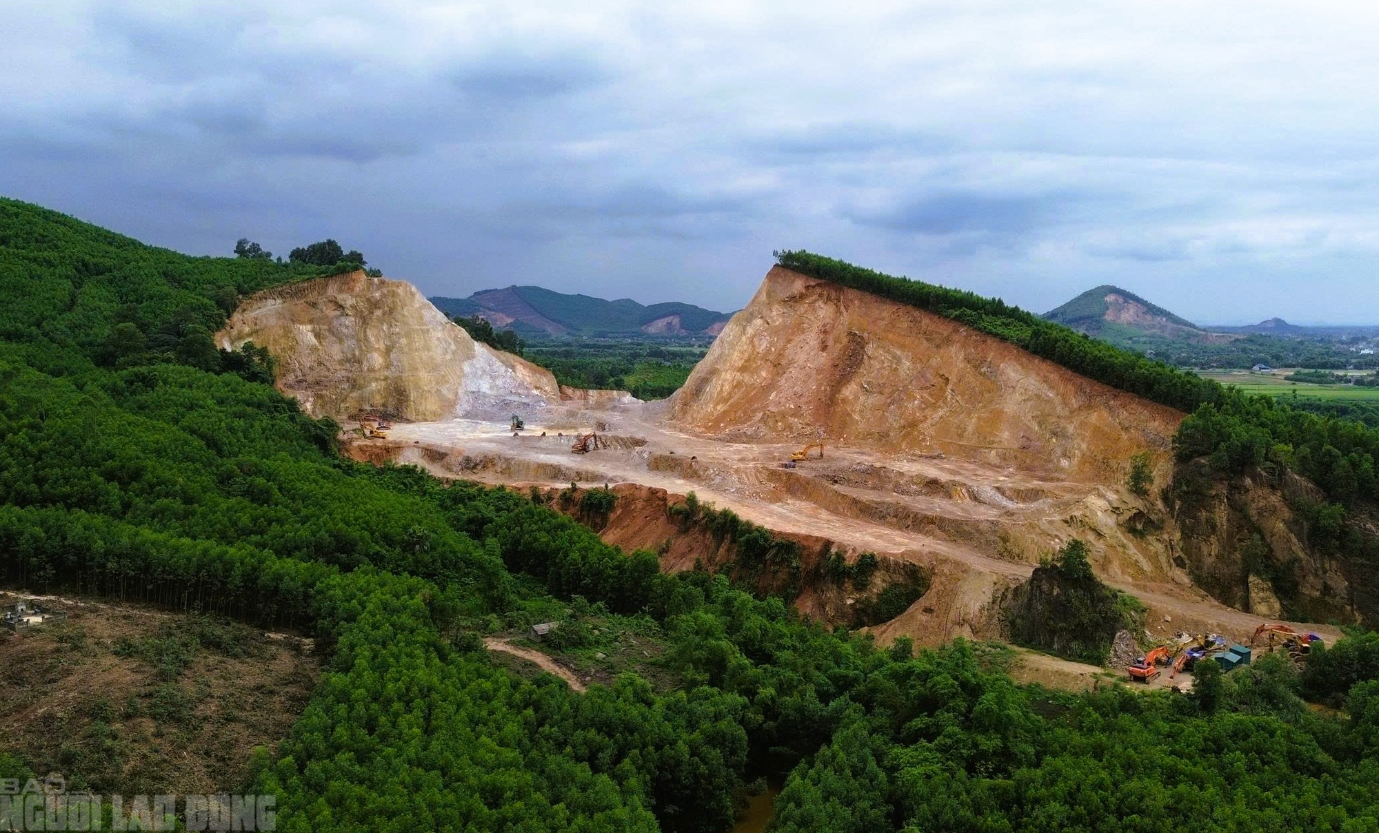 Hiện trạng mỏ đất nơi Tuấn thần "đèn" và đồng phạm khai thác vượt phép đặc biệt lớn thế nào?- Ảnh 6.