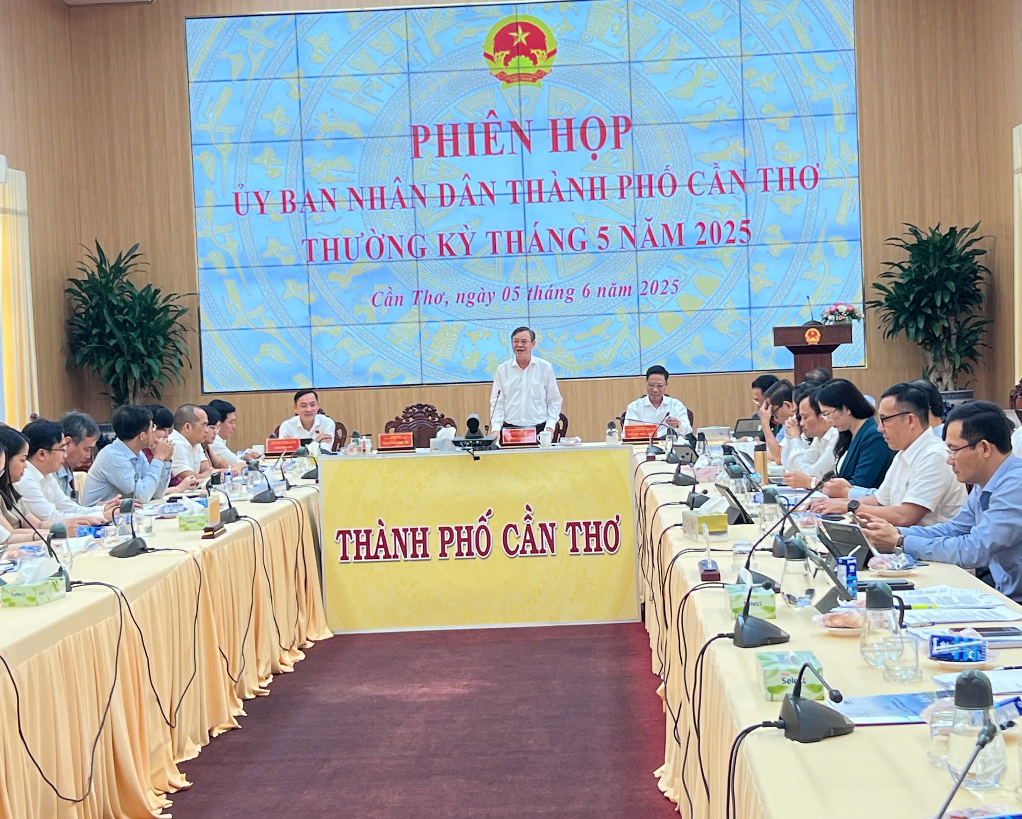 Chủ tịch Cần Thơ trải l&ograve;ng: "T&ocirc;i rất buồn v&igrave; một số gi&aacute;m đốc l&agrave;m được hay kh&ocirc;ng cũng kh&ocirc;ng b&aacute;o c&aacute;o"- Ảnh 2.