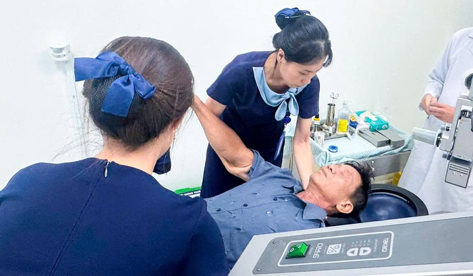 Kịp thời cấp cứu ca bỏng mắt v&igrave; xăng- Ảnh 1.