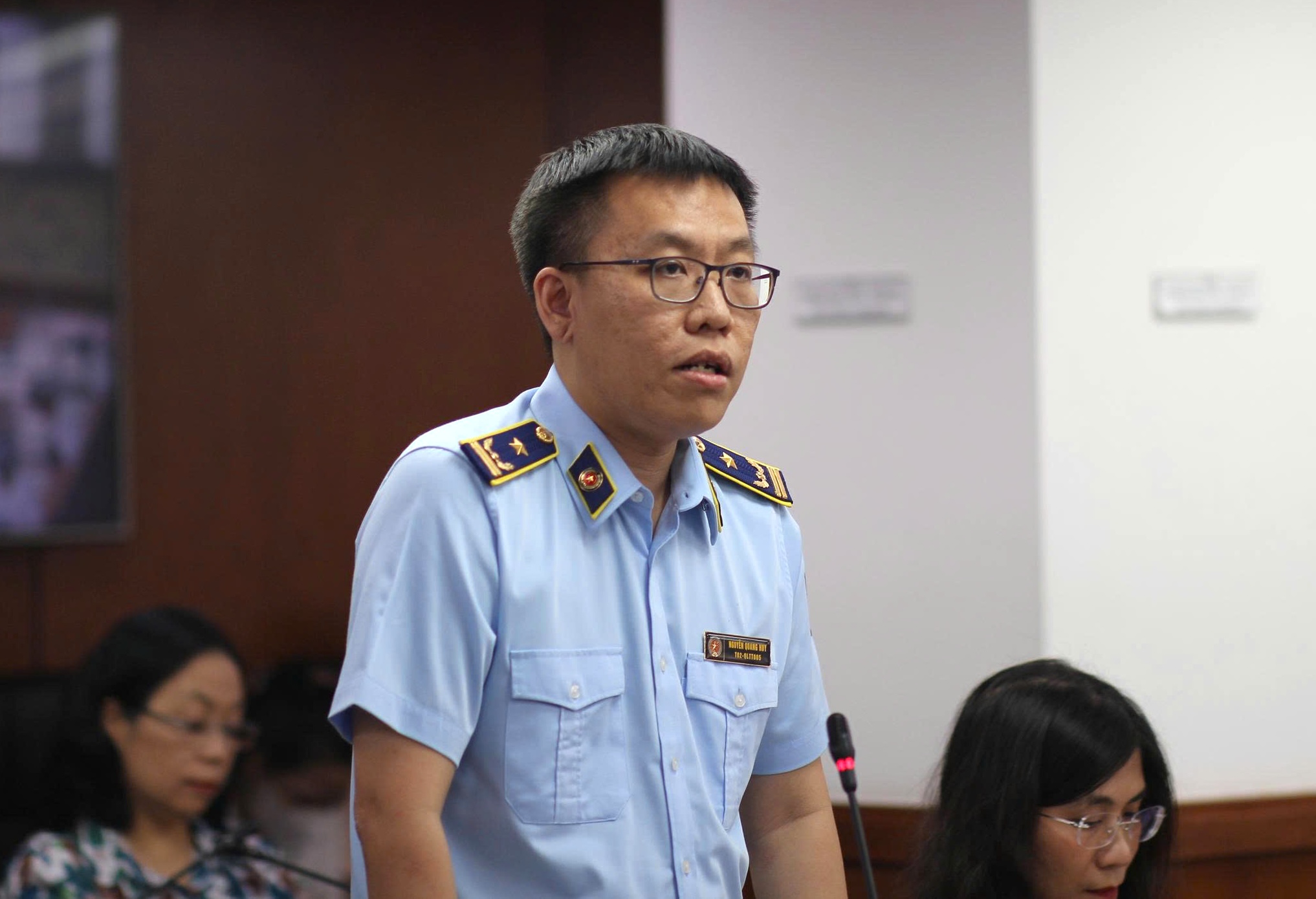 Giả Chanel, nh&aacute;i Louis tr&agrave;n lan ở Saigon Square: V&igrave; sao kh&ocirc;ng dẹp được? - Ảnh 1.
