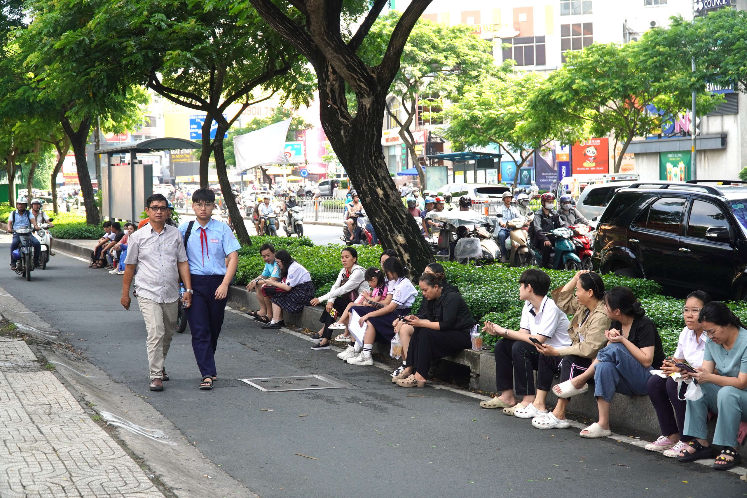 Phụ huynh kéo vali, thuê khách sạn, đưa con đi thi tuyển sinh lớp 10 - Ảnh 5.
