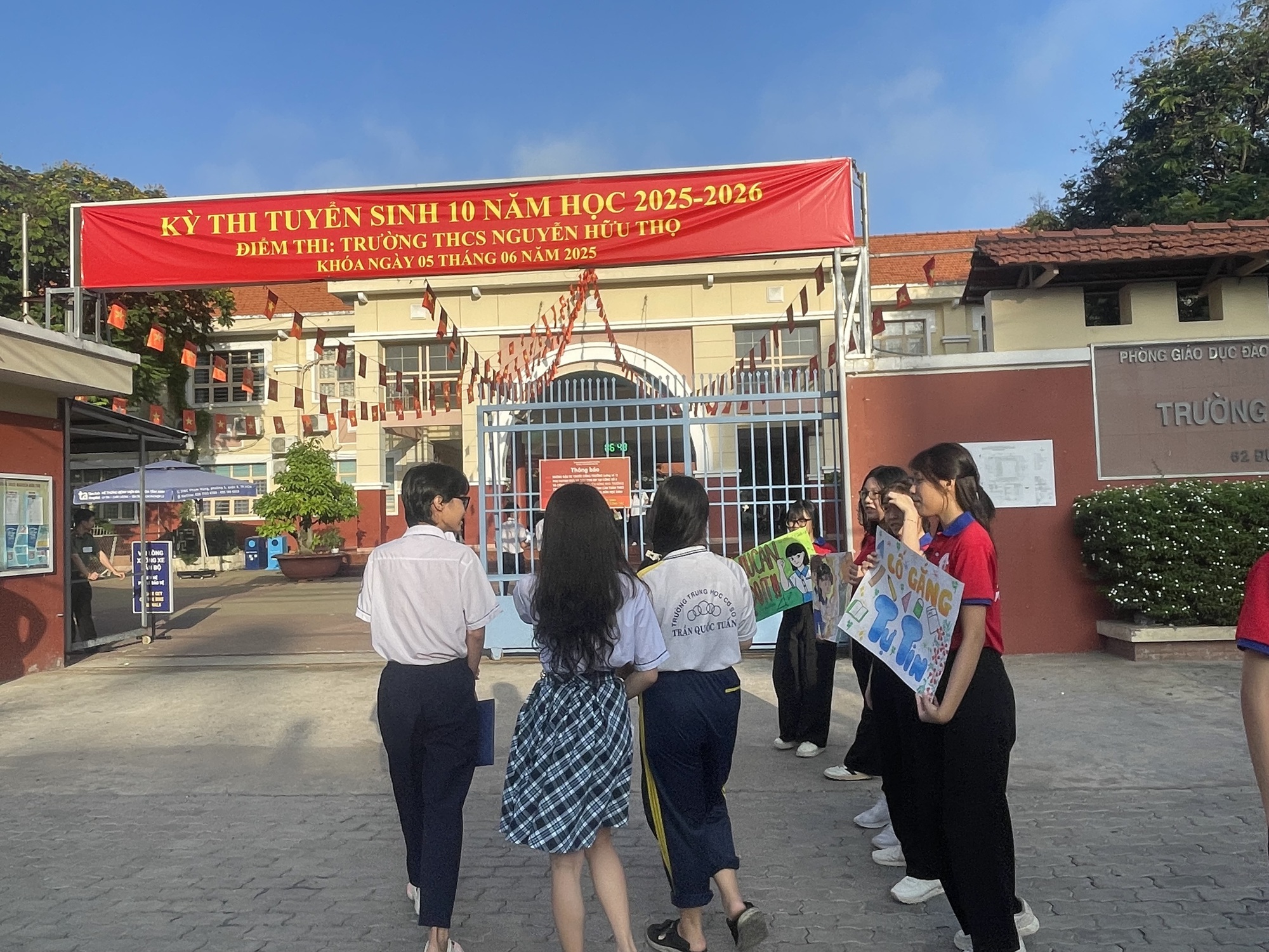 Ng&agrave;y đầu thi lớp 10 tại TP HCM: Hồi hộp chờ đề ngữ văn đổi mới- Ảnh 2.