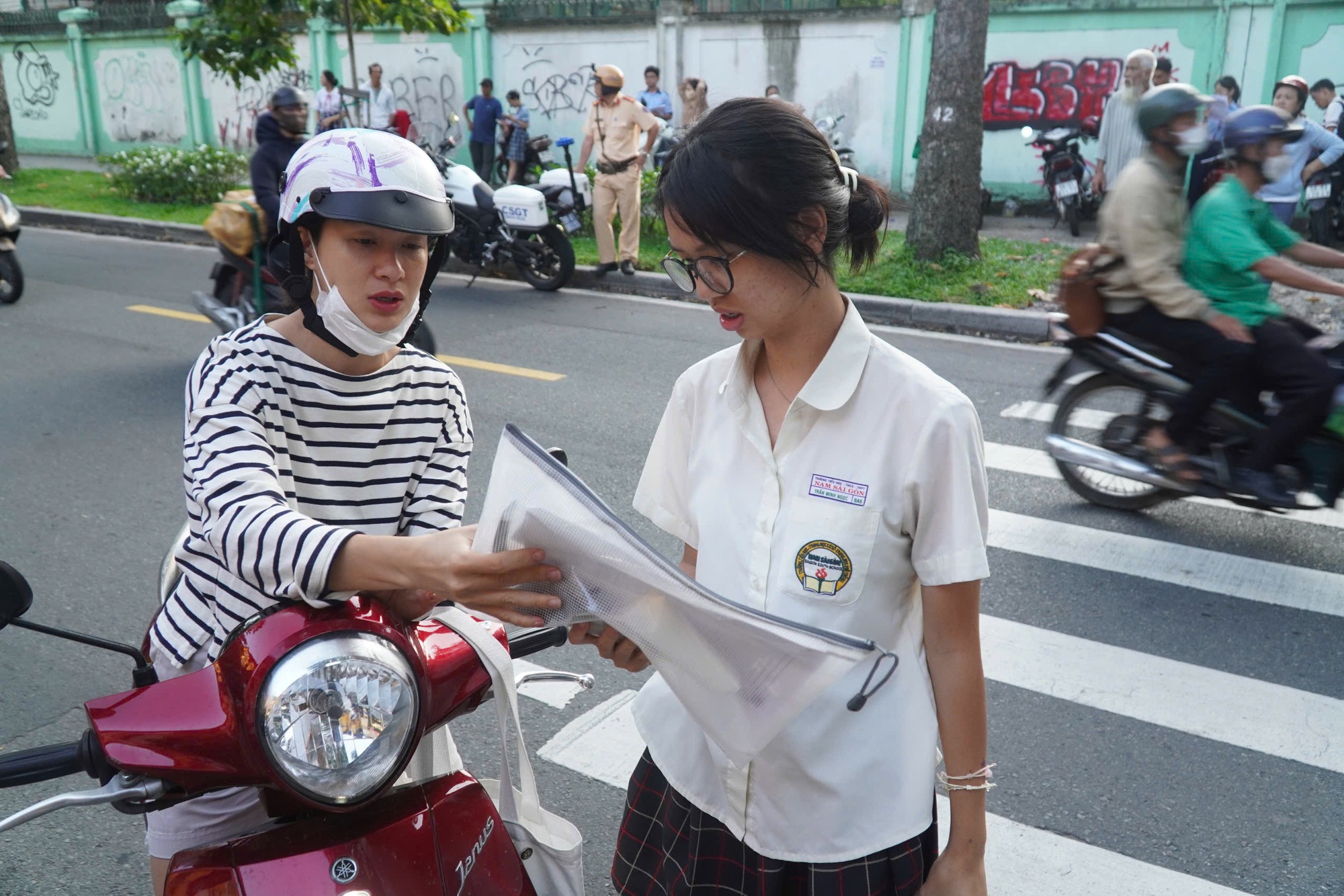 Ng&agrave;y đầu thi lớp 10 tại TP HCM: Hồi hộp chờ đề ngữ văn đổi mới- Ảnh 5.