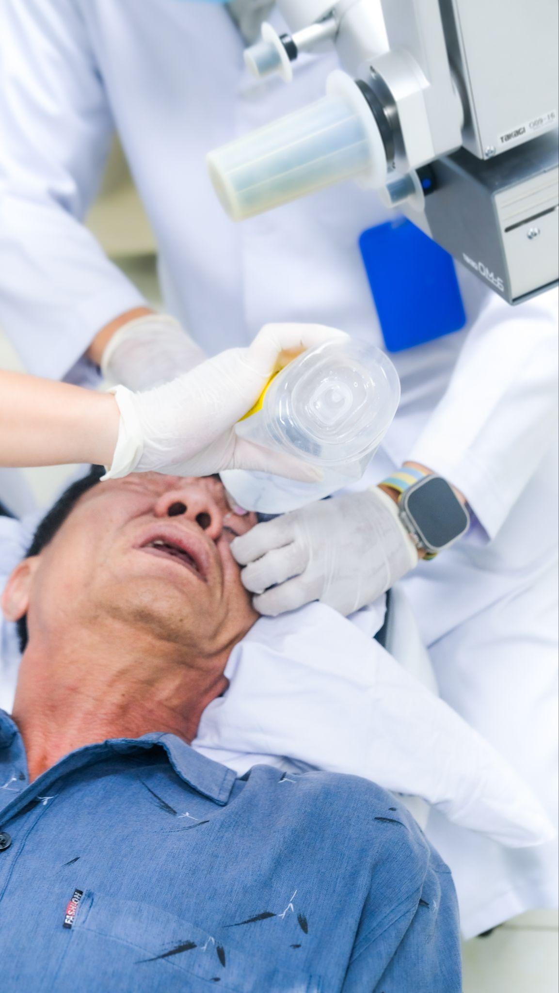 Kịp thời cấp cứu ca bỏng mắt v&igrave; xăng- Ảnh 2.