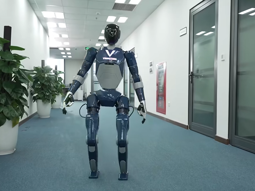 Cận cảnh robot của Vingroup khiến nhiều người ngạc nhi&ecirc;n- Ảnh 1.
