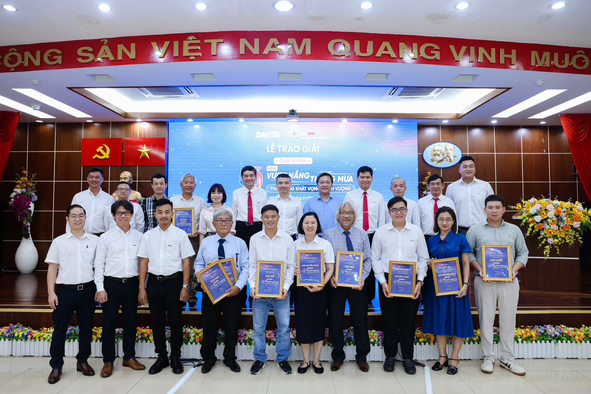 Trao giải cuộc thi ảnh "50 năm vượt nắng thắng mưa"- Ảnh 2.