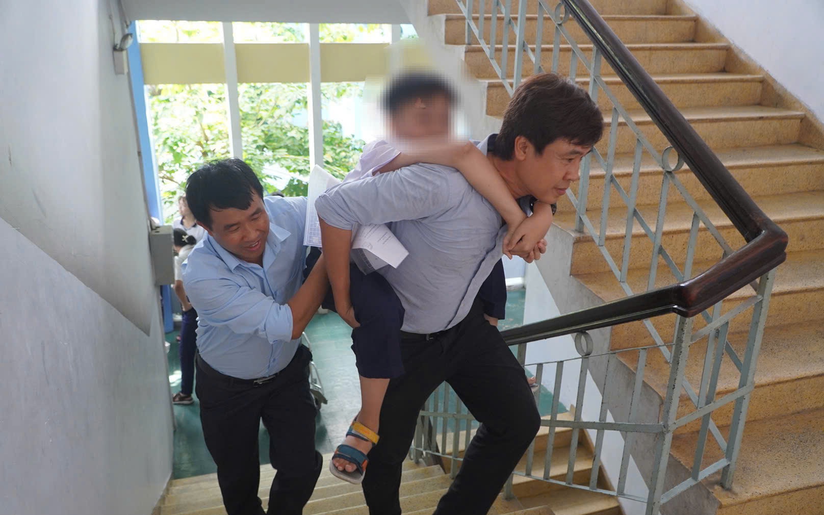 Xúc động hình ảnh thí sinh đi thi lớp 10 được cõng vào lớp