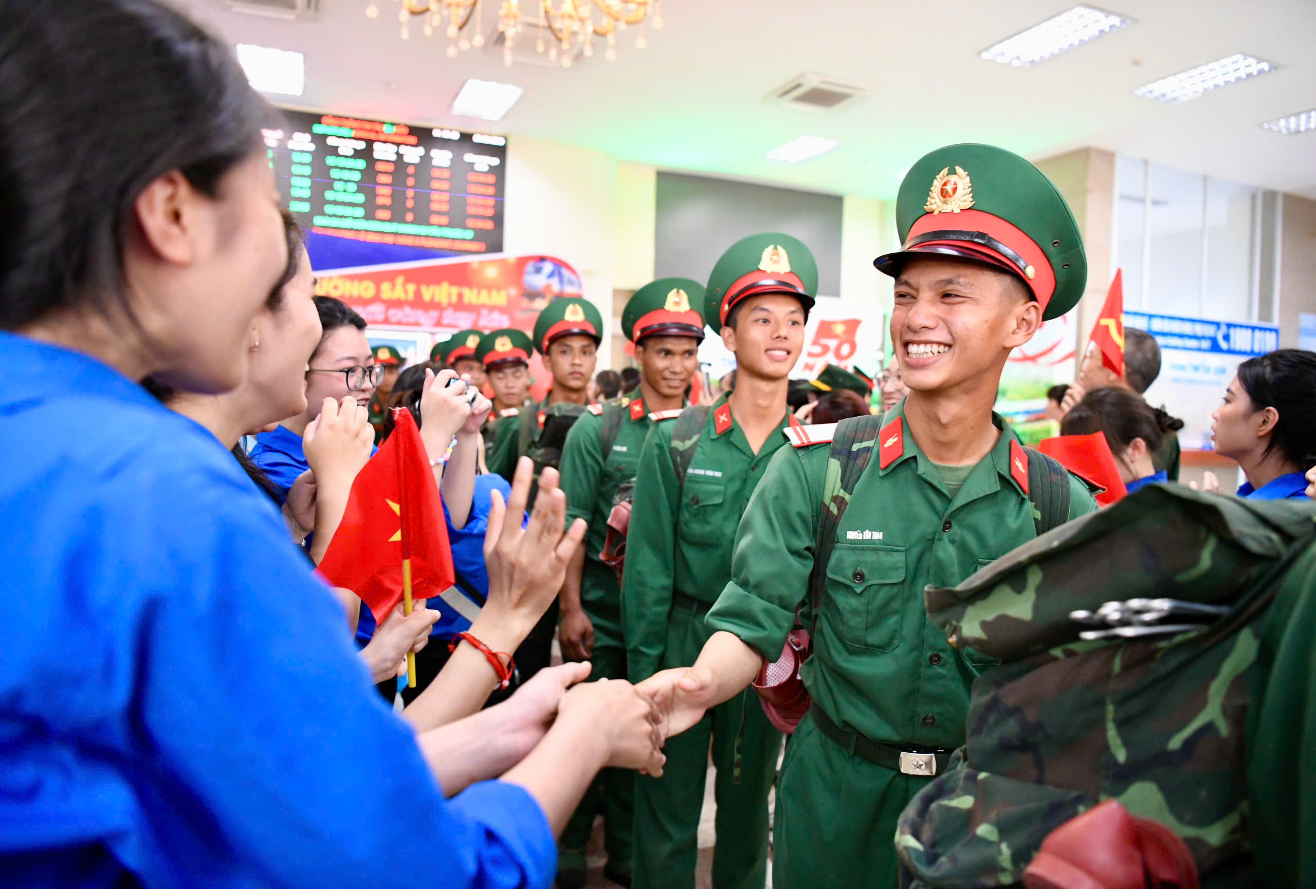 Video: Đón các cán bộ, chiến sĩ tham gia diễu binh, diễu hành tại Hà Nội- Ảnh 3.