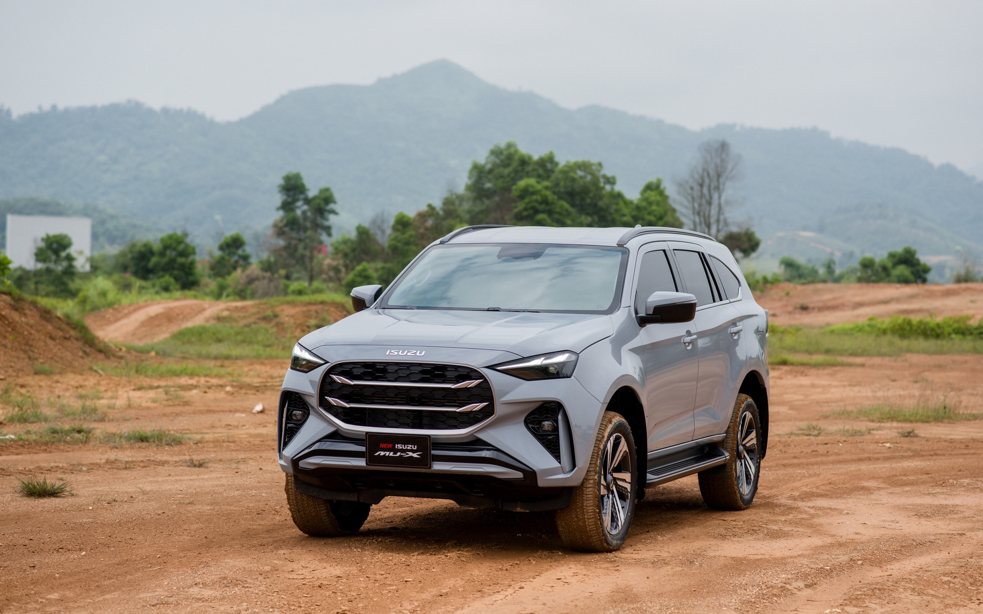 Isuzu mu-X 2025 "trình làng", giá cao nhất gần 1,27 tỉ đồng