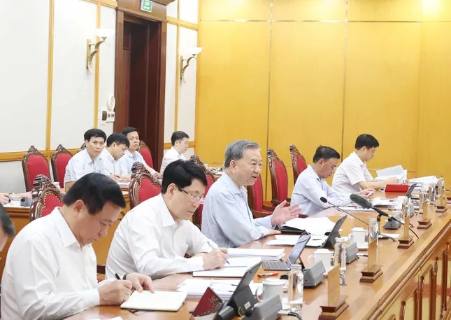 Kéo dài việc sử dụng người không chuyên trách khi sắp xếp lại thôn, tổ dân phố- Ảnh 1.