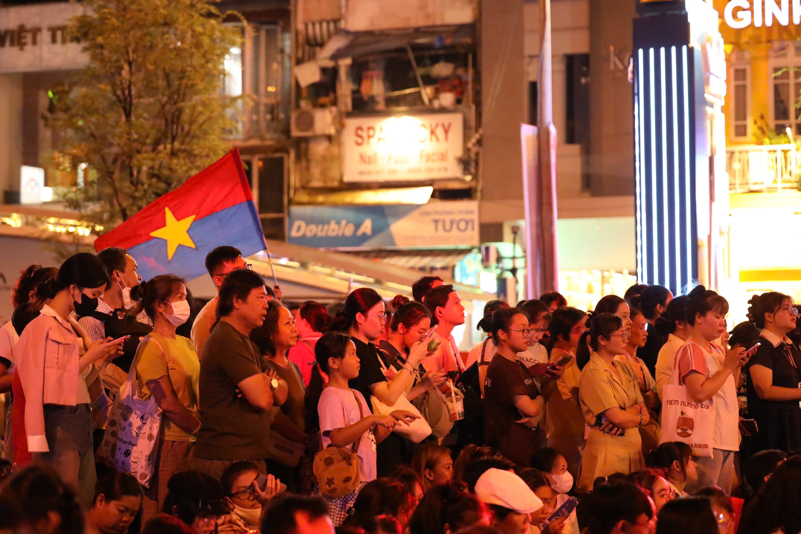 S&ocirc;i động đ&ecirc;m nhạc "Vinh quang C&ocirc;ng an nh&acirc;n d&acirc;n Việt Nam" tr&ecirc;n đại lộ L&ecirc; Lợi - Ảnh 1.