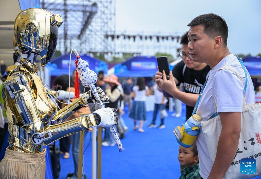 Tận mắt xem robot pha c&agrave; ph&ecirc;, chơi đ&agrave;n v&agrave;... l&agrave;m đẹp! - Ảnh 2.