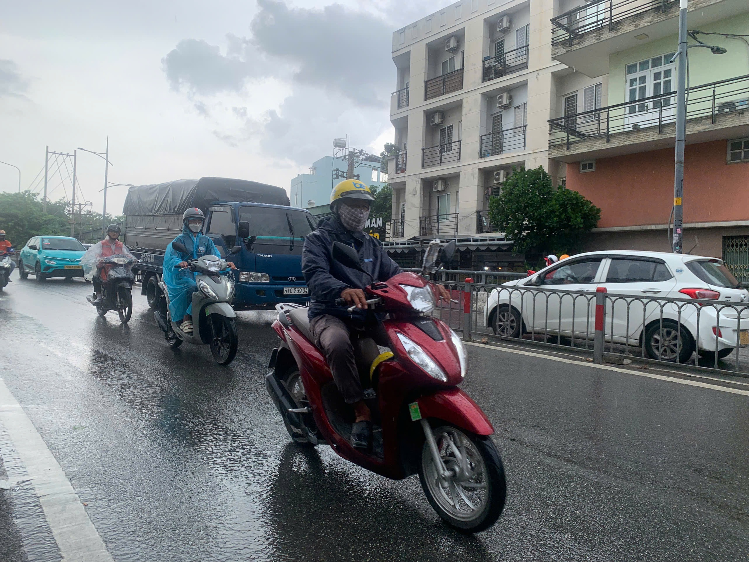 Đầu giờ chiều, TP HCM mưa dông nhiều nơi - Ảnh 3.