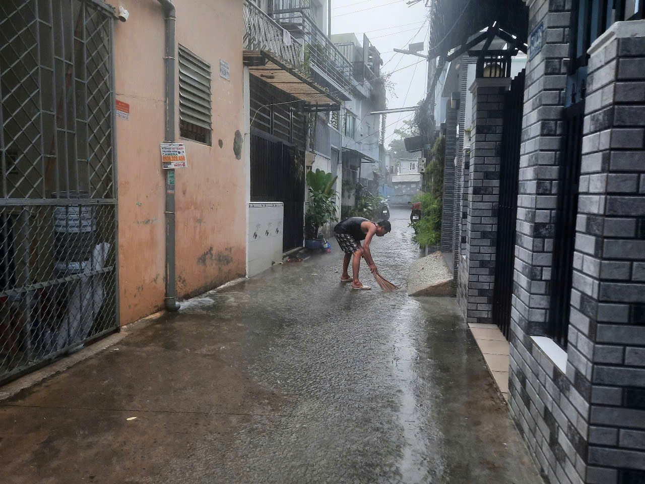 TP HCM đang mưa d&ocirc;ng xối xả, c&oacute; nơi đ&atilde; ngập nước - Ảnh 3.