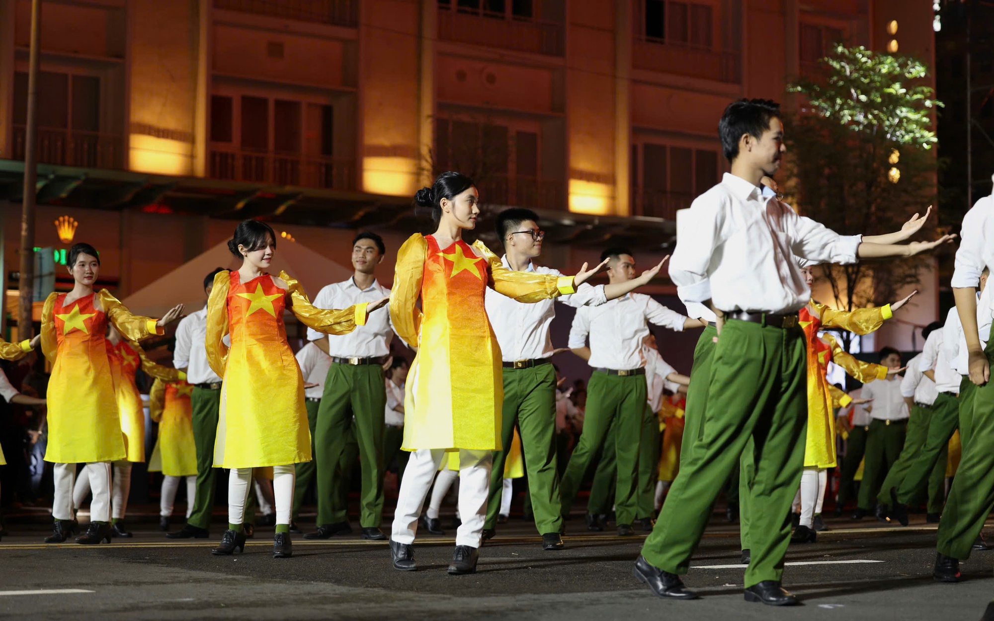 Sôi động đêm nhạc "Vinh quang Công an nhân dân Việt Nam" trên đại lộ Lê Lợi