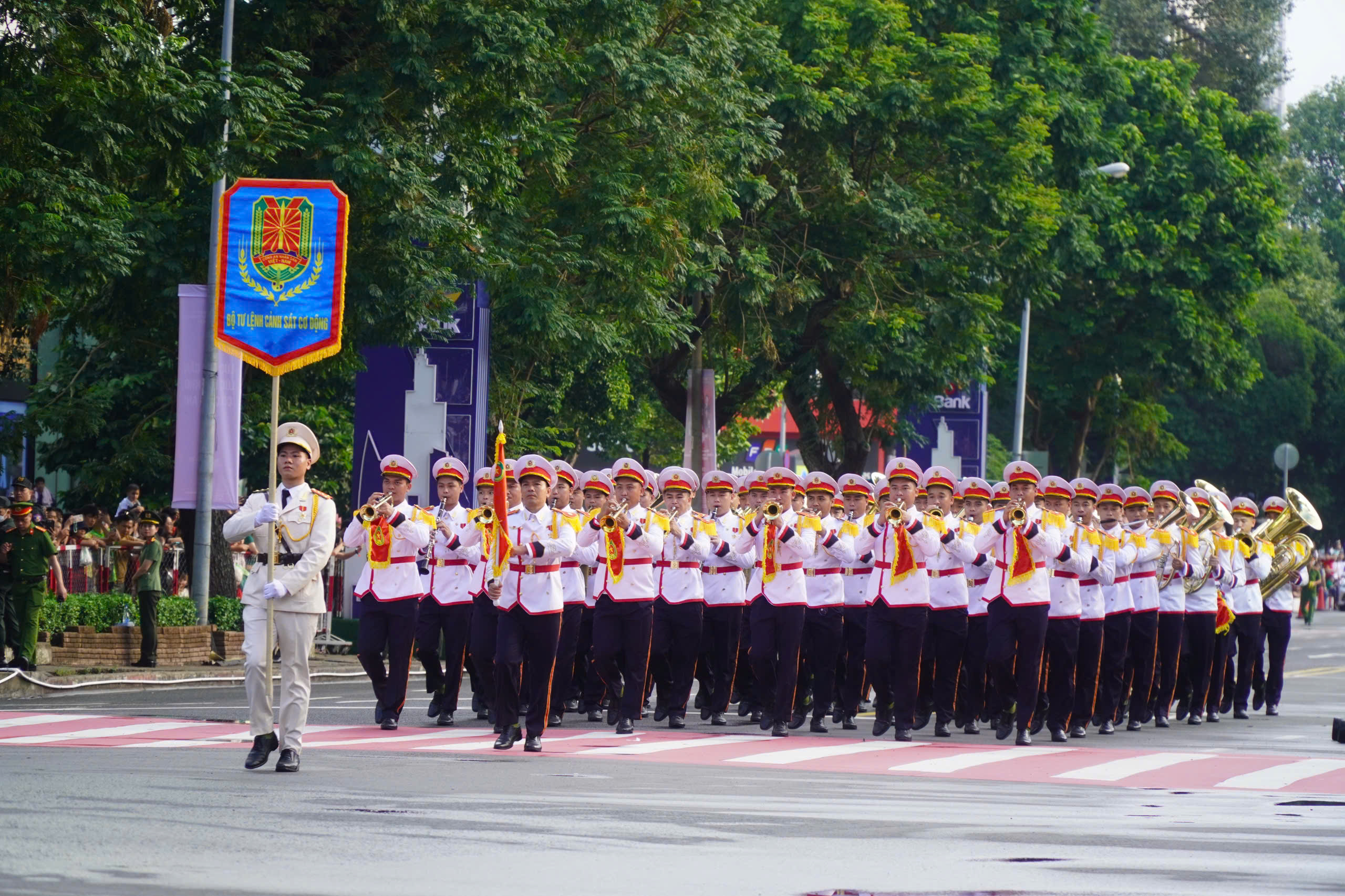 Những h&igrave;nh ảnh "cưng xỉu" tại chương tr&igrave;nh "Vinh quang C&ocirc;ng an nh&acirc;n d&acirc;n Việt Nam"  - Ảnh 1.