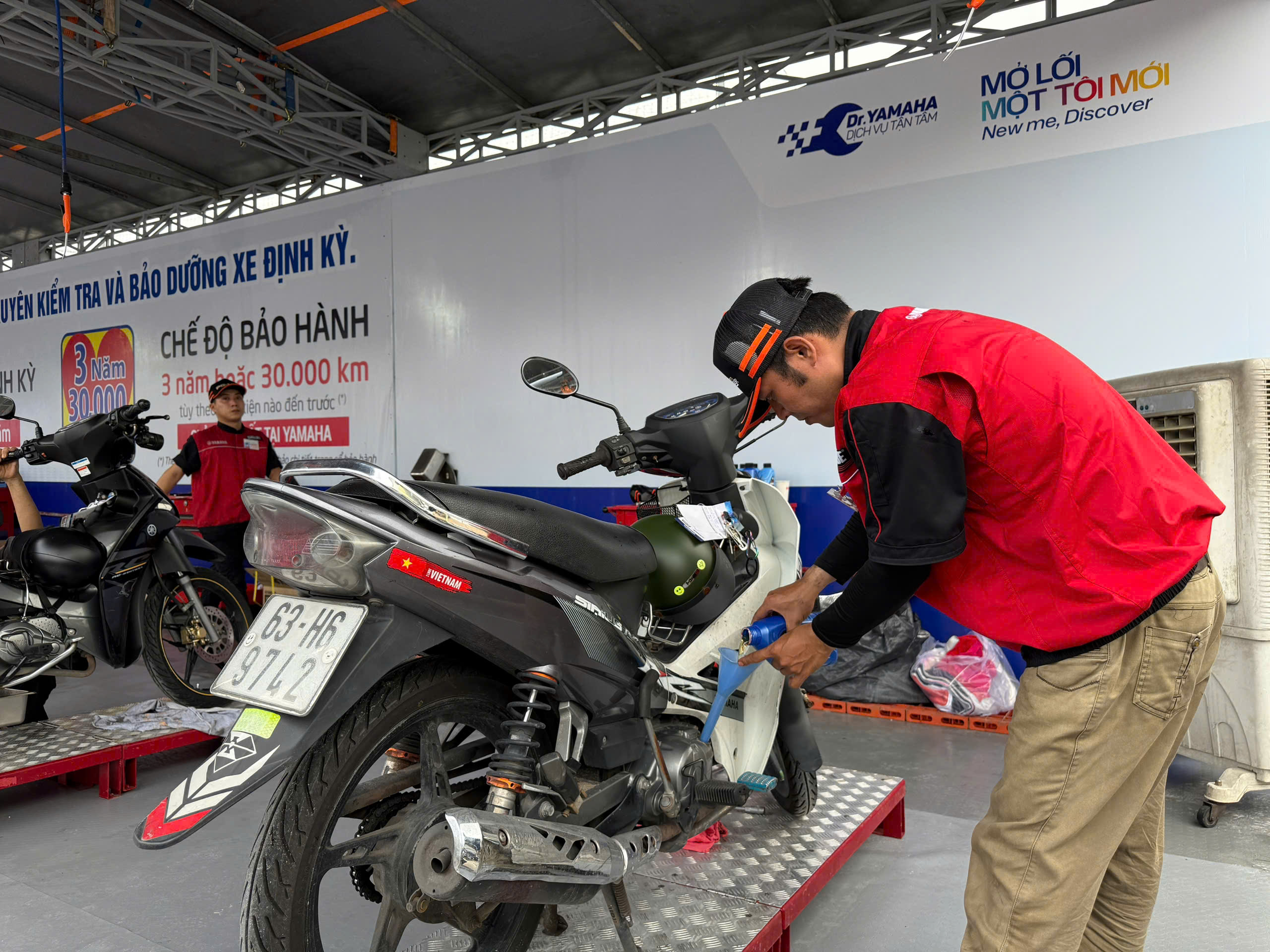 Thay nhớt, kiểm tra xe máy miễn phí cho 600 công nhân - Ảnh 1.