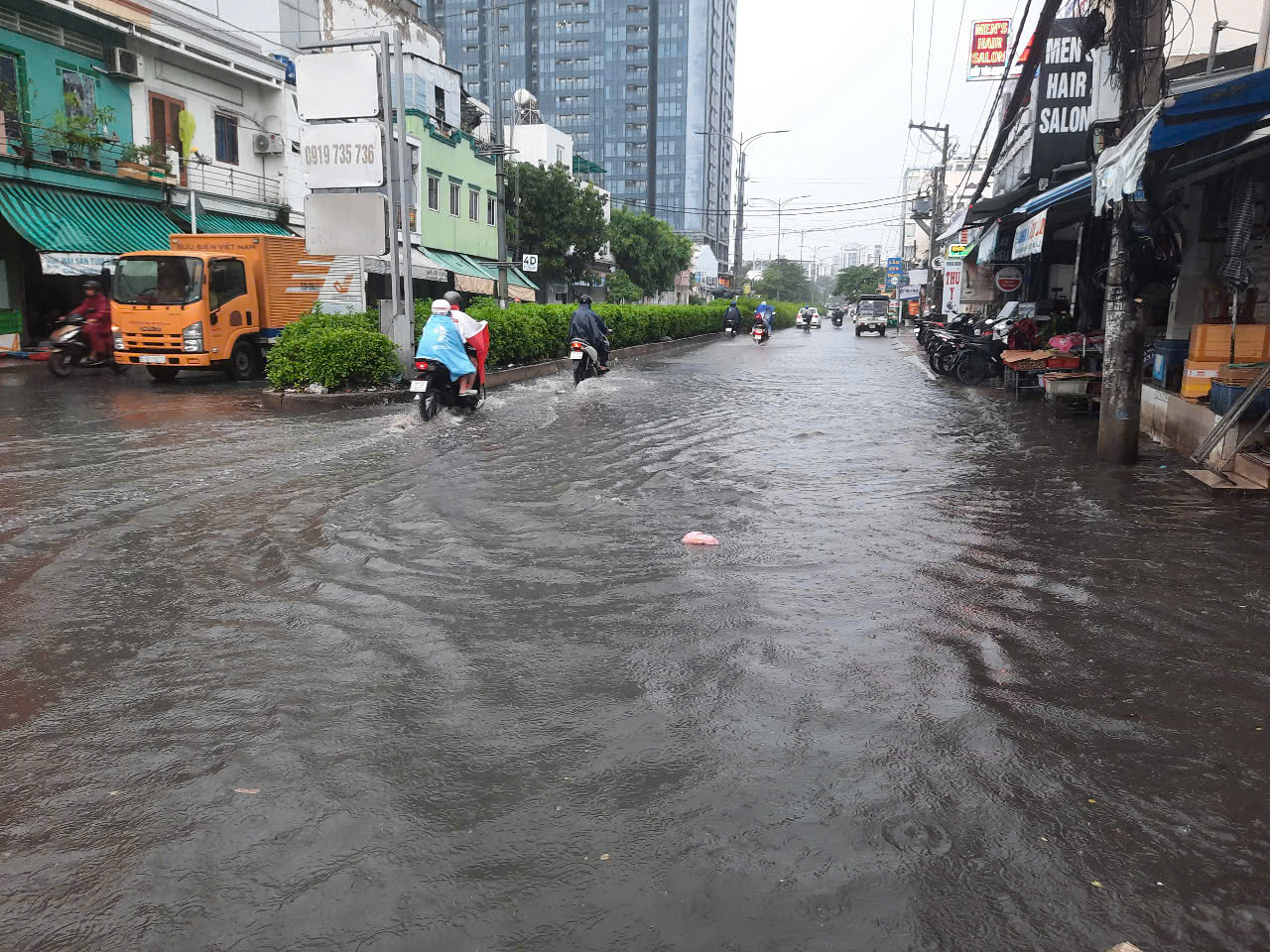 TP HCM đang mưa d&ocirc;ng xối xả, c&oacute; nơi đ&atilde; ngập nước - Ảnh 1.
